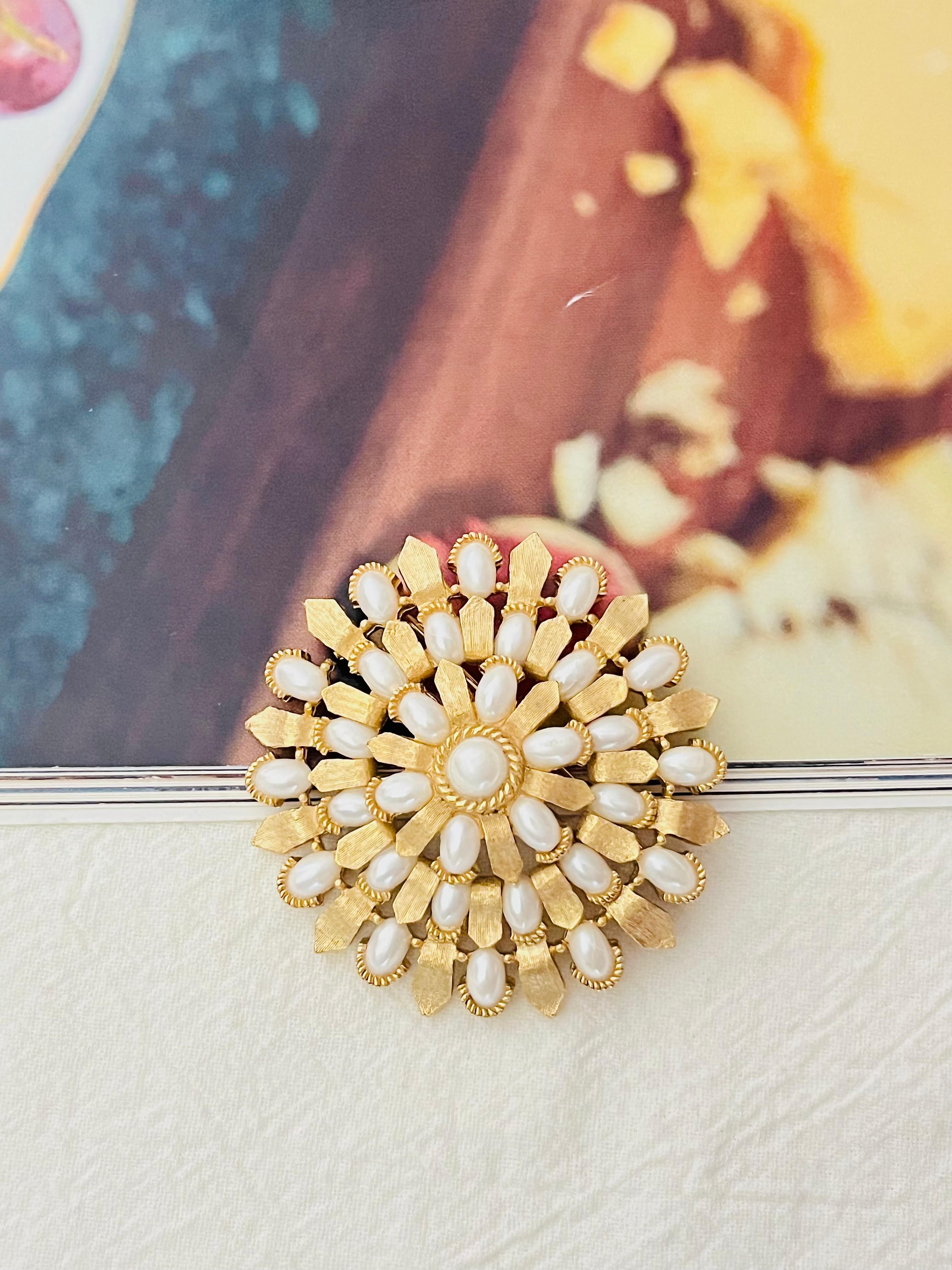 Crown Trifari 1950s Large Round Wreath Flower Whole Oval Pearls Openwork Brooch im Zustand „Gut“ im Angebot in Wokingham, England