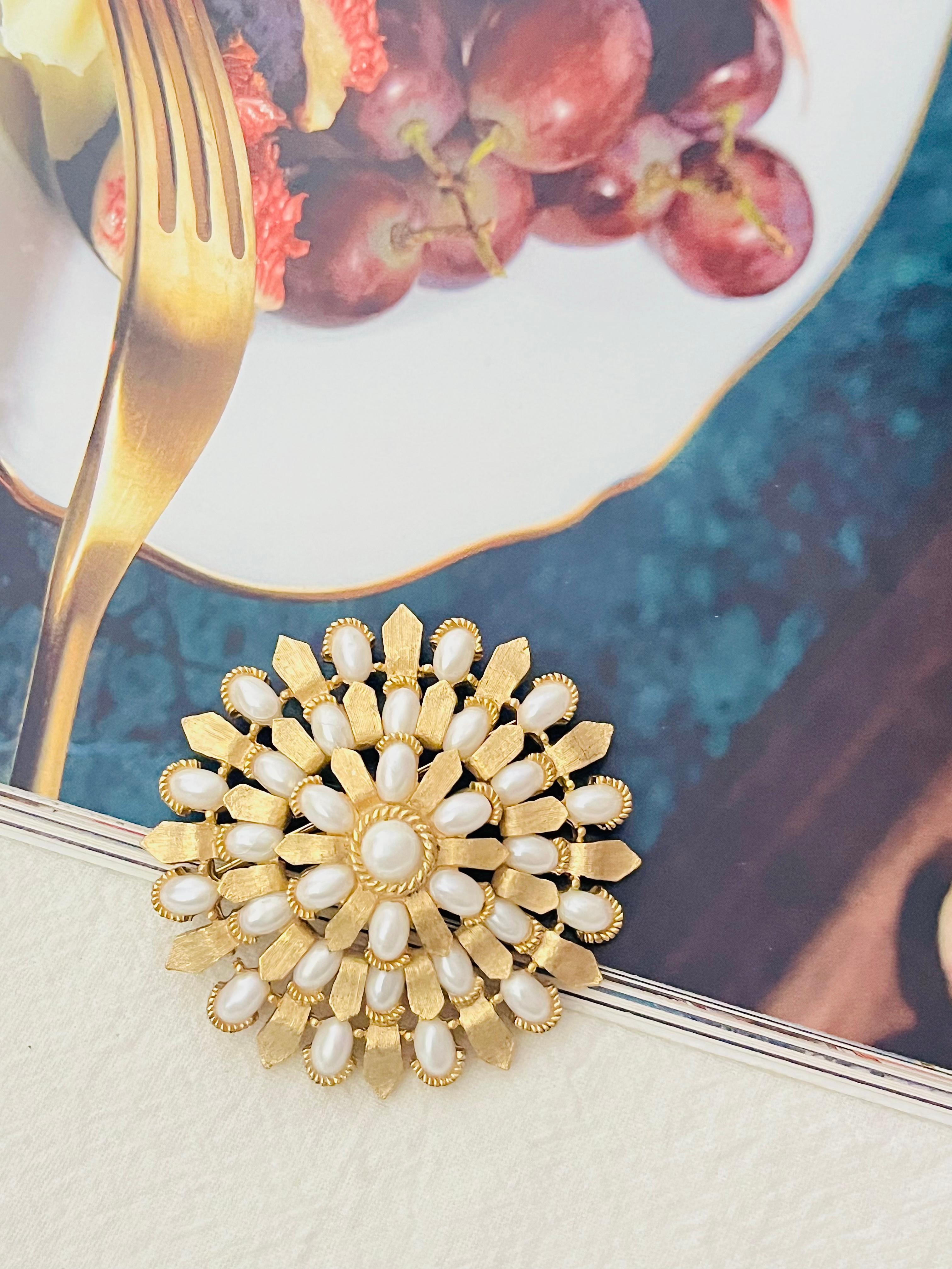 Crown Trifari 1950s Large Round Wreath Flower Whole Oval Pearls Openwork Brooch Damen im Angebot