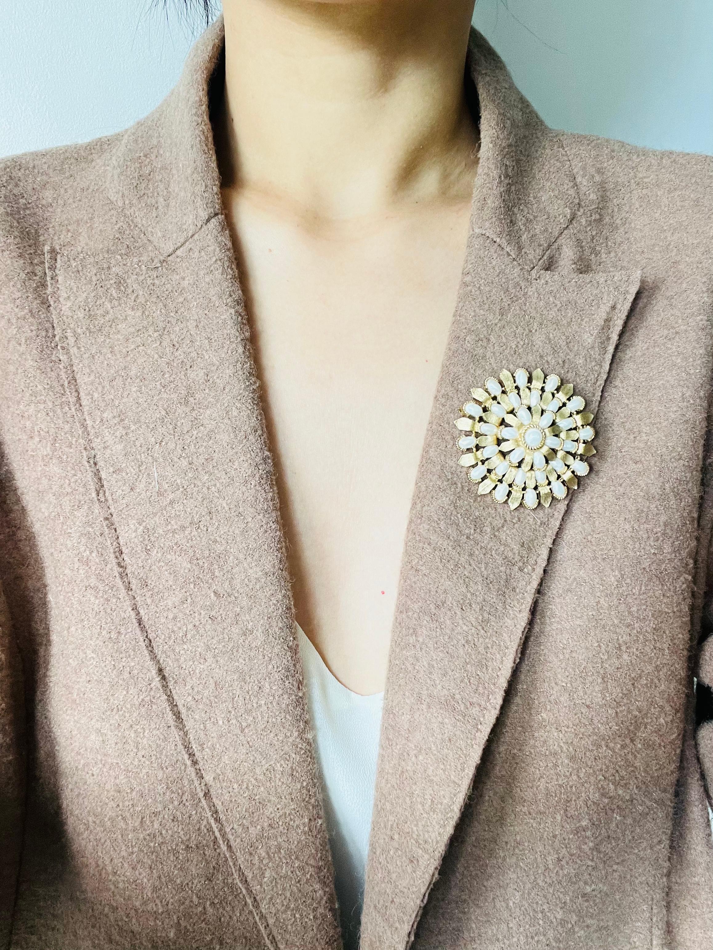 Crown Trifari 1950s Large Round Wreath Flower Whole Oval Pearls Openwork Brooch im Angebot 1
