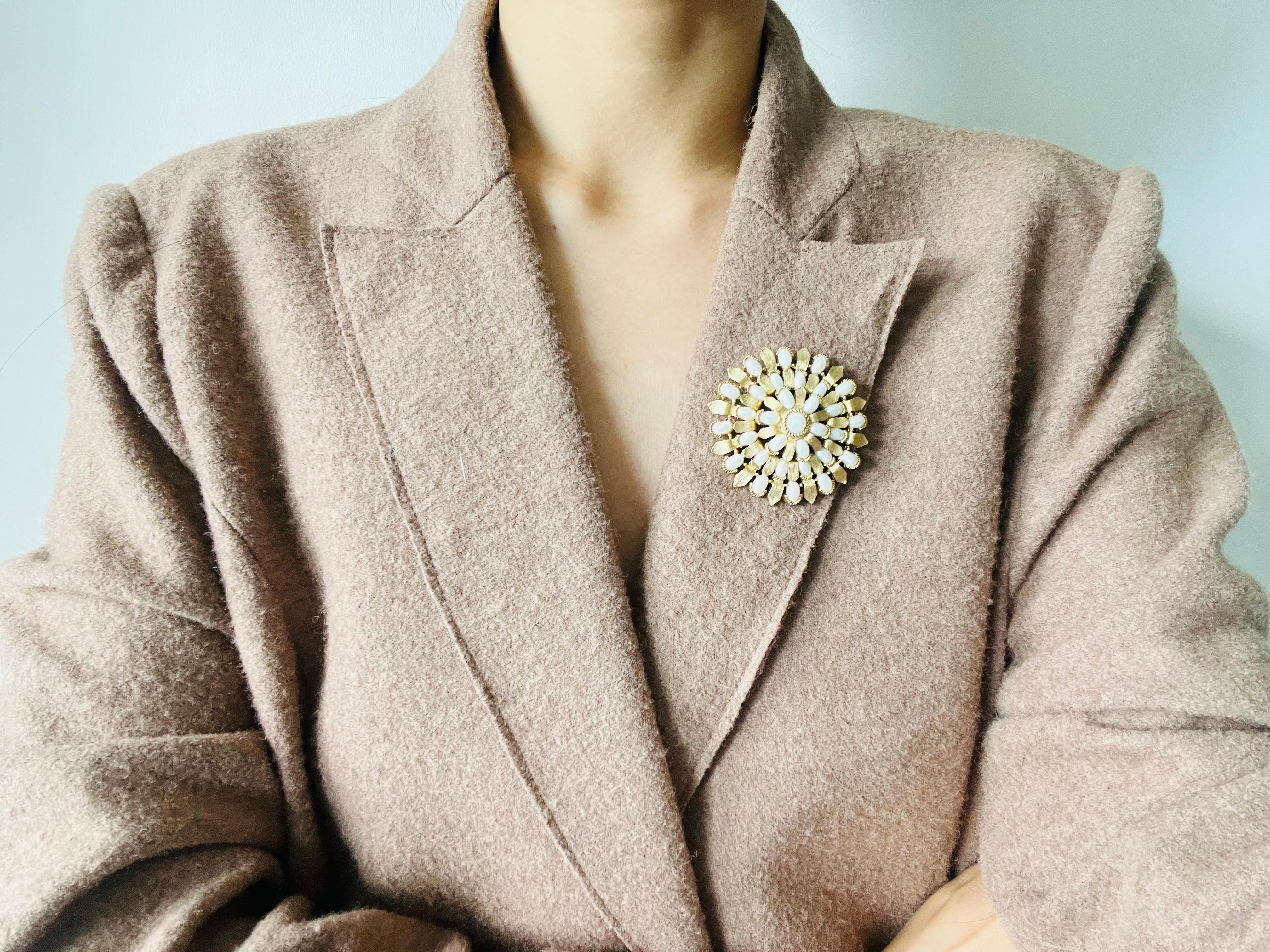 Crown Trifari 1950s Large Round Wreath Flower Whole Oval Pearls Openwork Brooch im Angebot 2