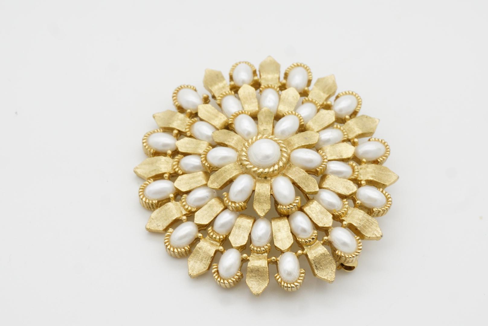 Crown Trifari 1950s Large Round Wreath Flower Whole Oval Pearls Openwork Brooch im Angebot 3