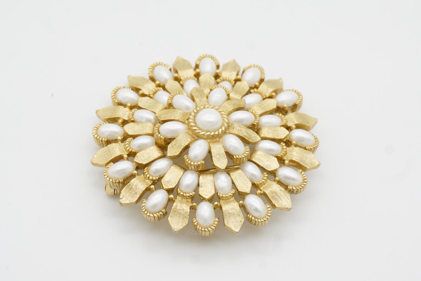 Crown Trifari 1950s Large Round Wreath Flower Whole Oval Pearls Openwork Brooch im Angebot 4