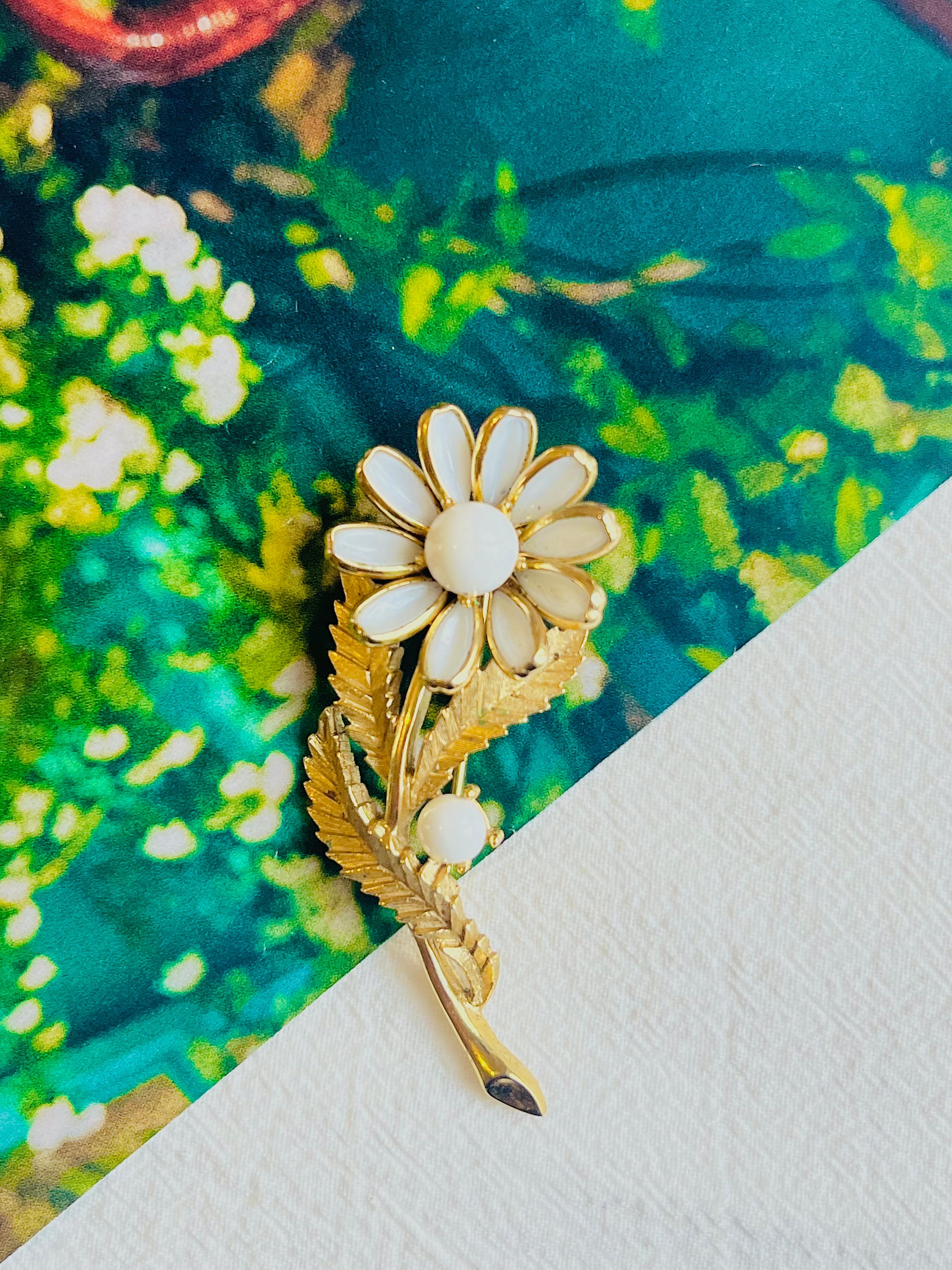 Corona Trifari Años 50 Broche grande blanco vivo Flor Margarita Flor Hoja Tallo Dot Art Decó en venta