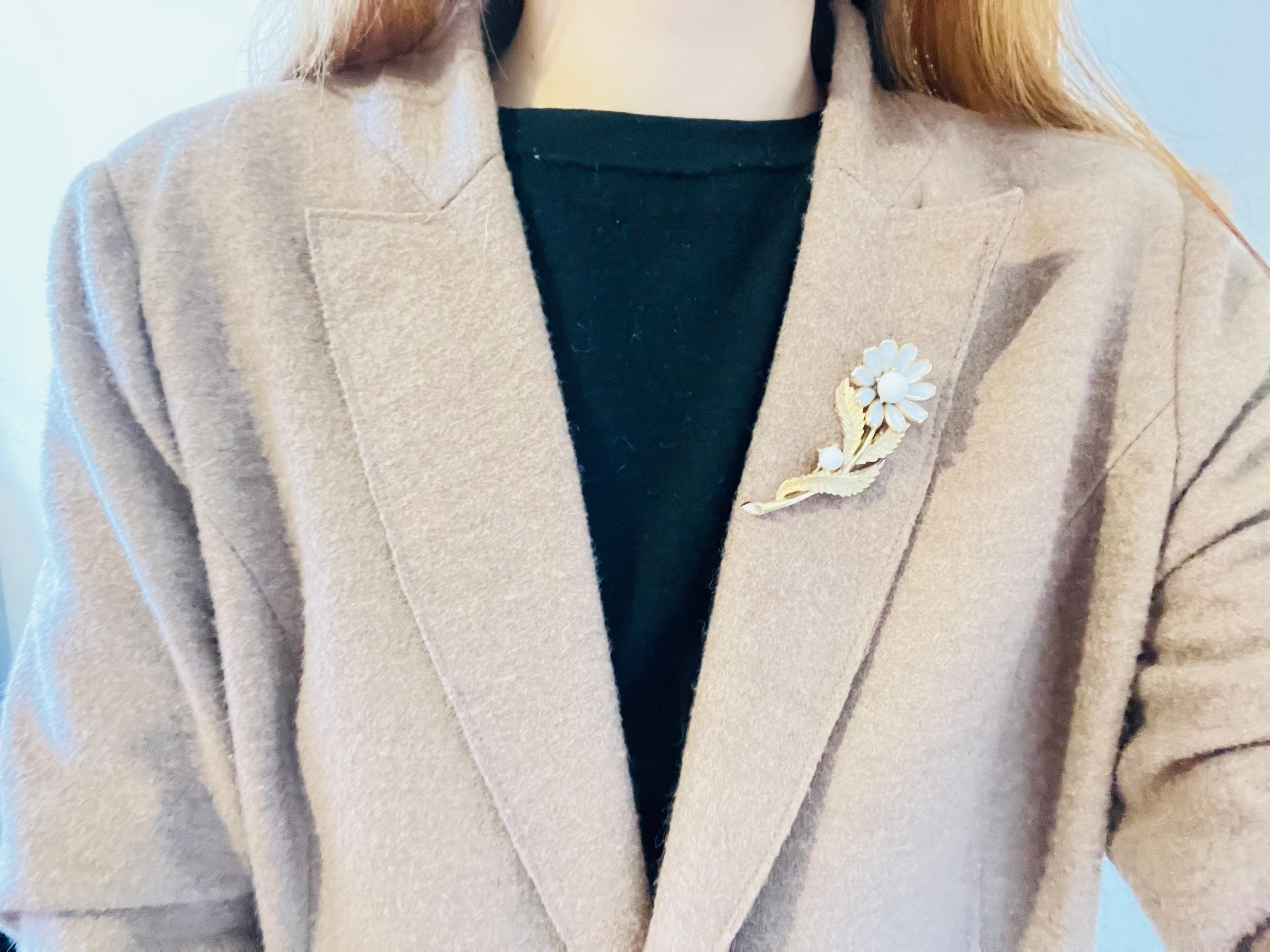 Corona Trifari Años 50 Broche grande blanco vivo Flor Margarita Flor Hoja Tallo Dot en venta 2