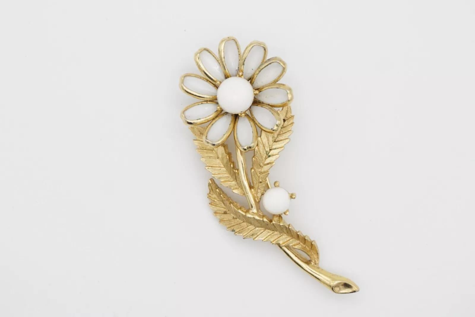 Corona Trifari Años 50 Broche grande blanco vivo Flor Margarita Flor Hoja Tallo Dot en venta 3