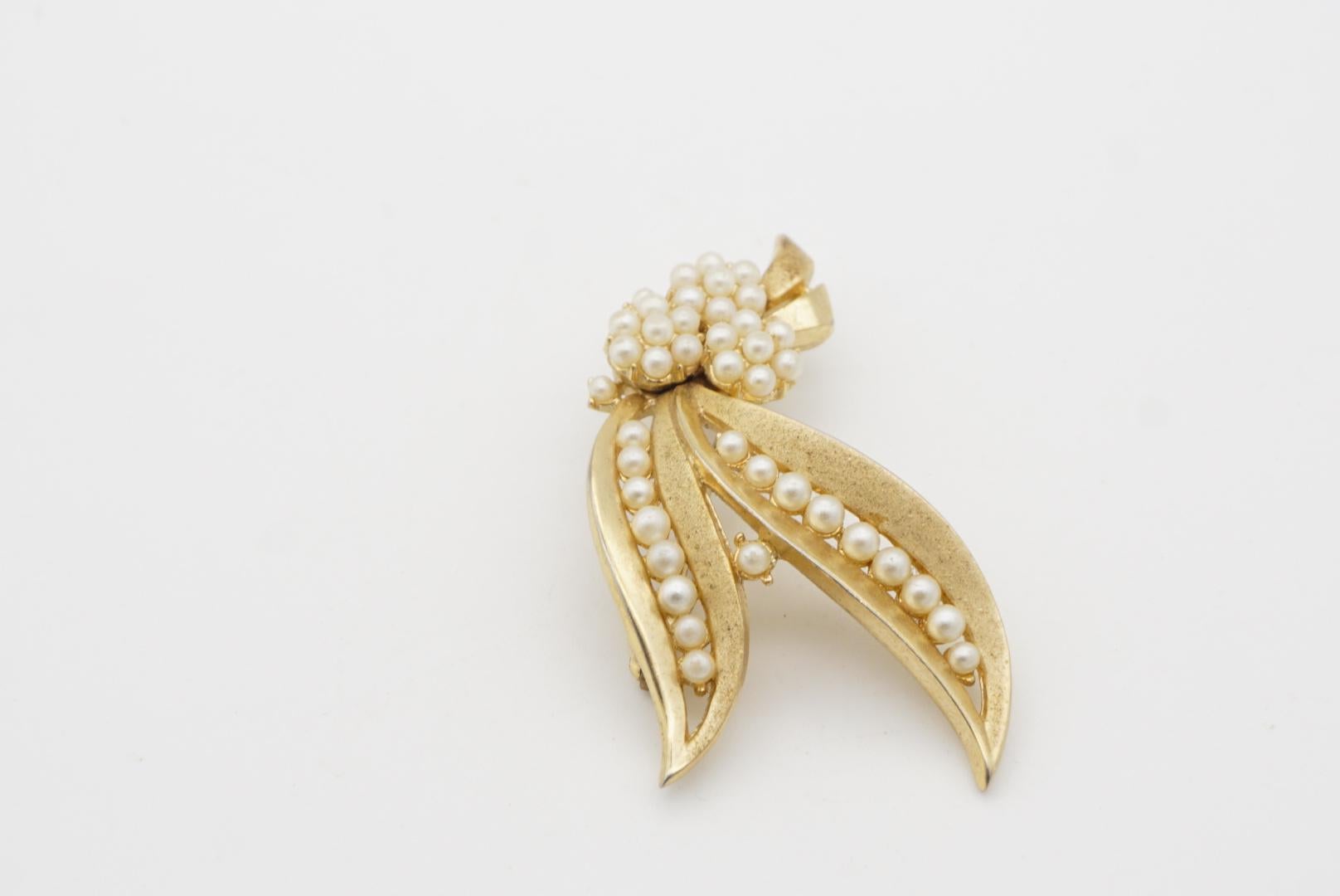 Crown Trifari 1950s Long Leaf Flower Bouquet White Pearl Cluster Openwork Brooch For Sale 3