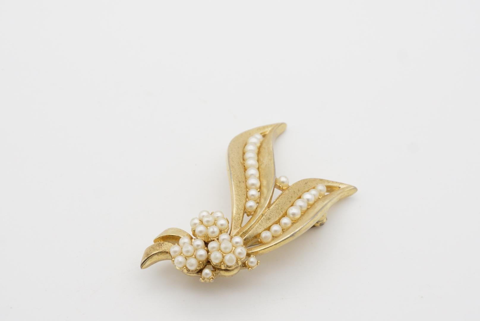 Crown Trifari 1950s Long Leaf Flower Bouquet White Pearl Cluster Openwork Brooch For Sale 4