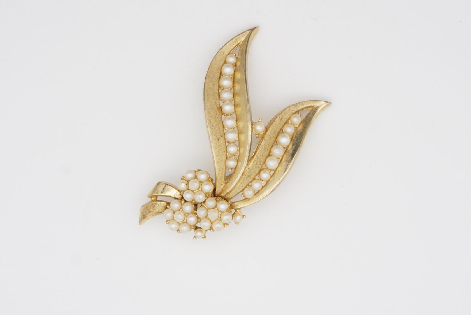 Crown Trifari 1950s Long Leaf Flower Bouquet White Pearl Cluster Openwork Brooch For Sale 5
