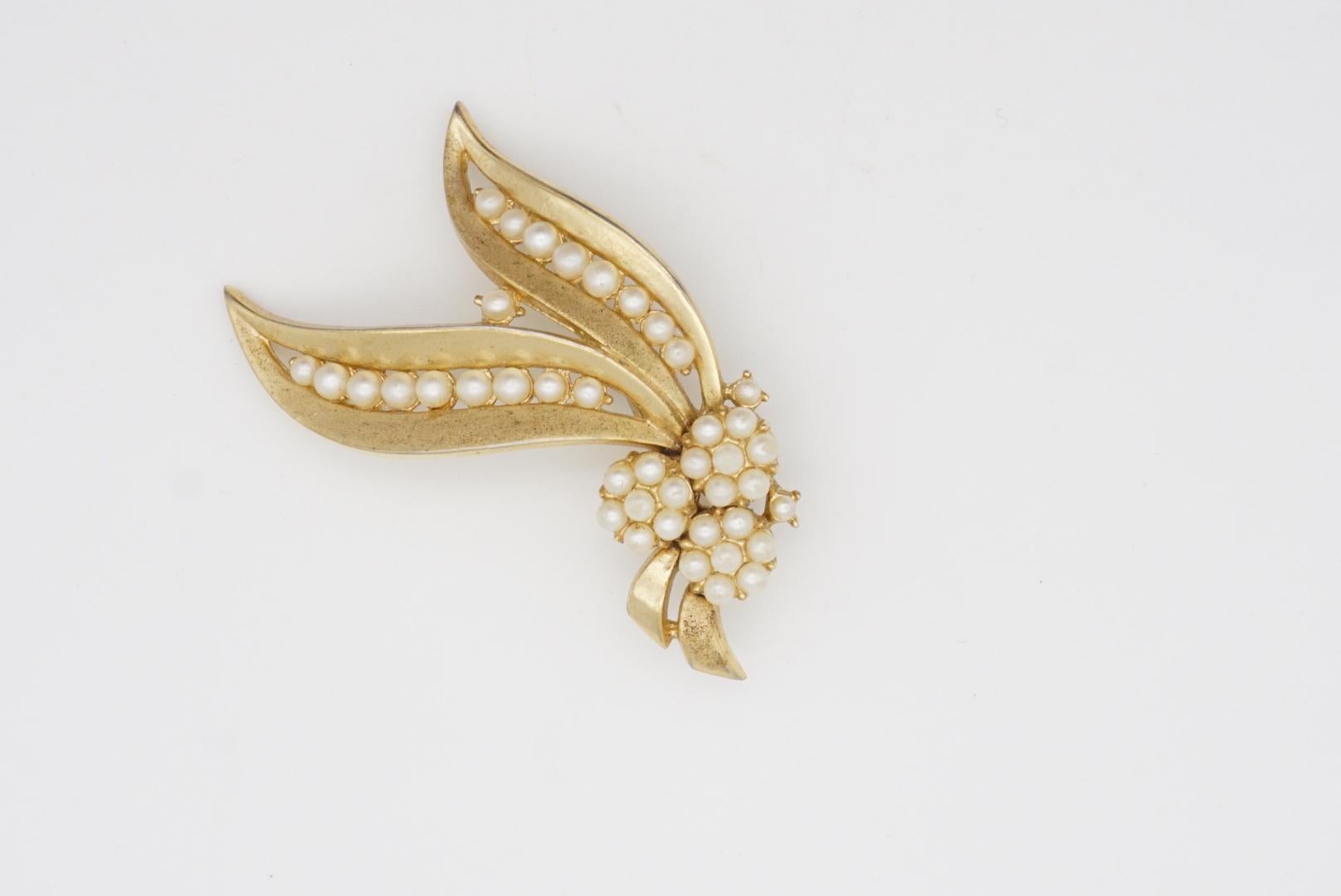 Crown Trifari 1950s Long Leaf Flower Bouquet White Pearl Cluster Openwork Brooch For Sale 6