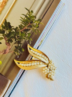 Trifari Broche longue fleur en forme de bouquet de fleurs avec grappe de perles blanches ajourée, années 1950
