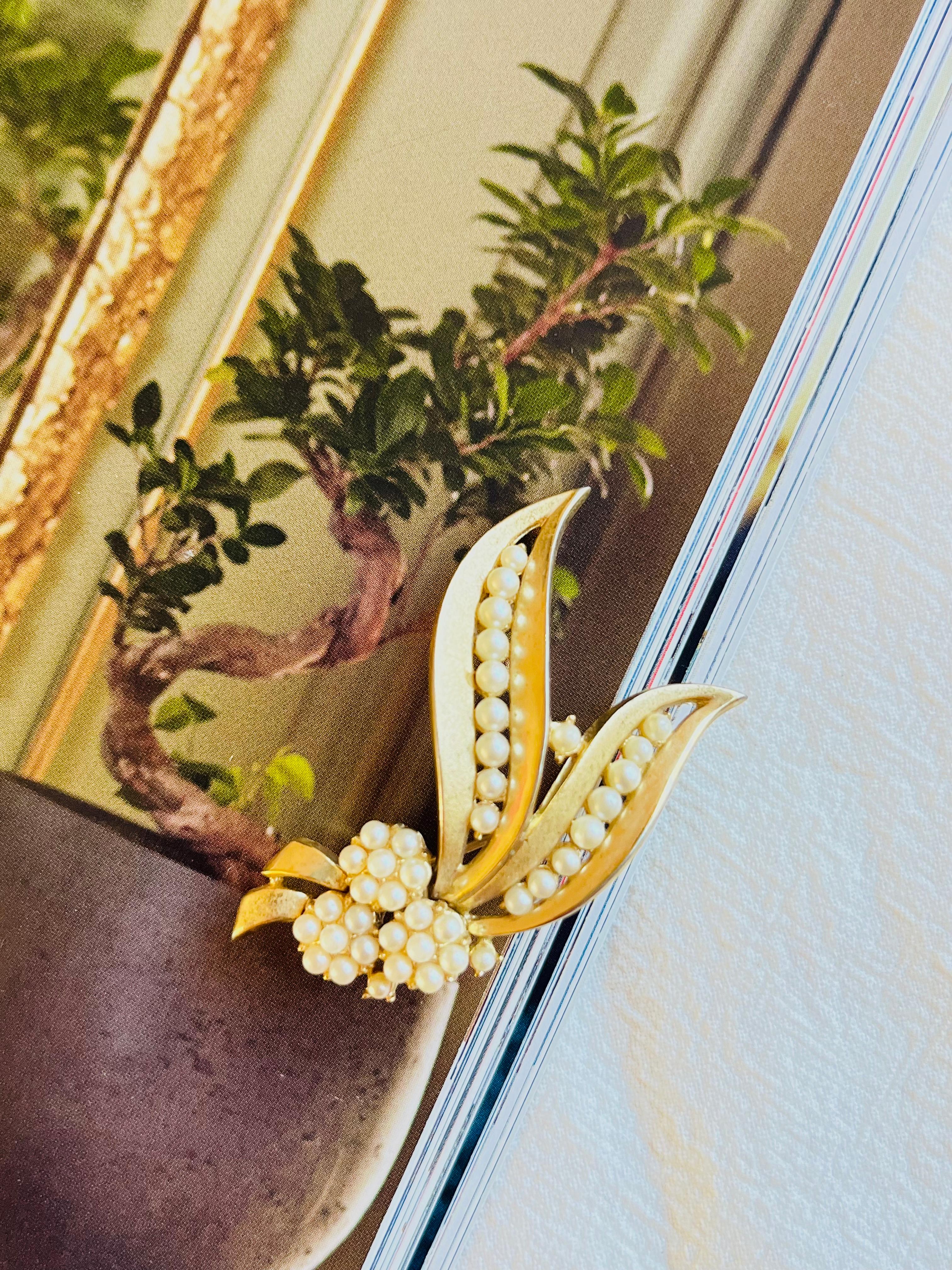 Corona Trifari 1950 Bouquet di fiori a foglia lunga Spilla traforata con perle bianche In condizioni buone in vendita a Wokingham, England