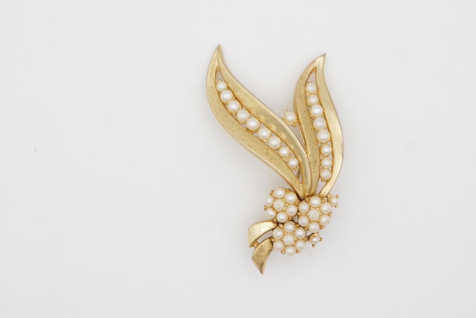 Crown Trifari 1950s Long Leaf Flower Bouquet White Pearl Cluster Openwork Brooch For Sale 1