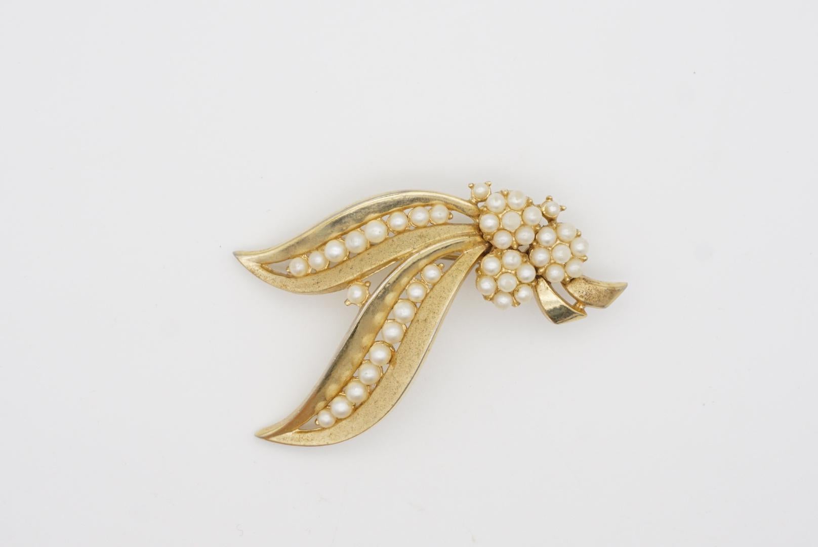 Crown Trifari 1950s Long Leaf Flower Bouquet White Pearl Cluster Openwork Brooch For Sale 2