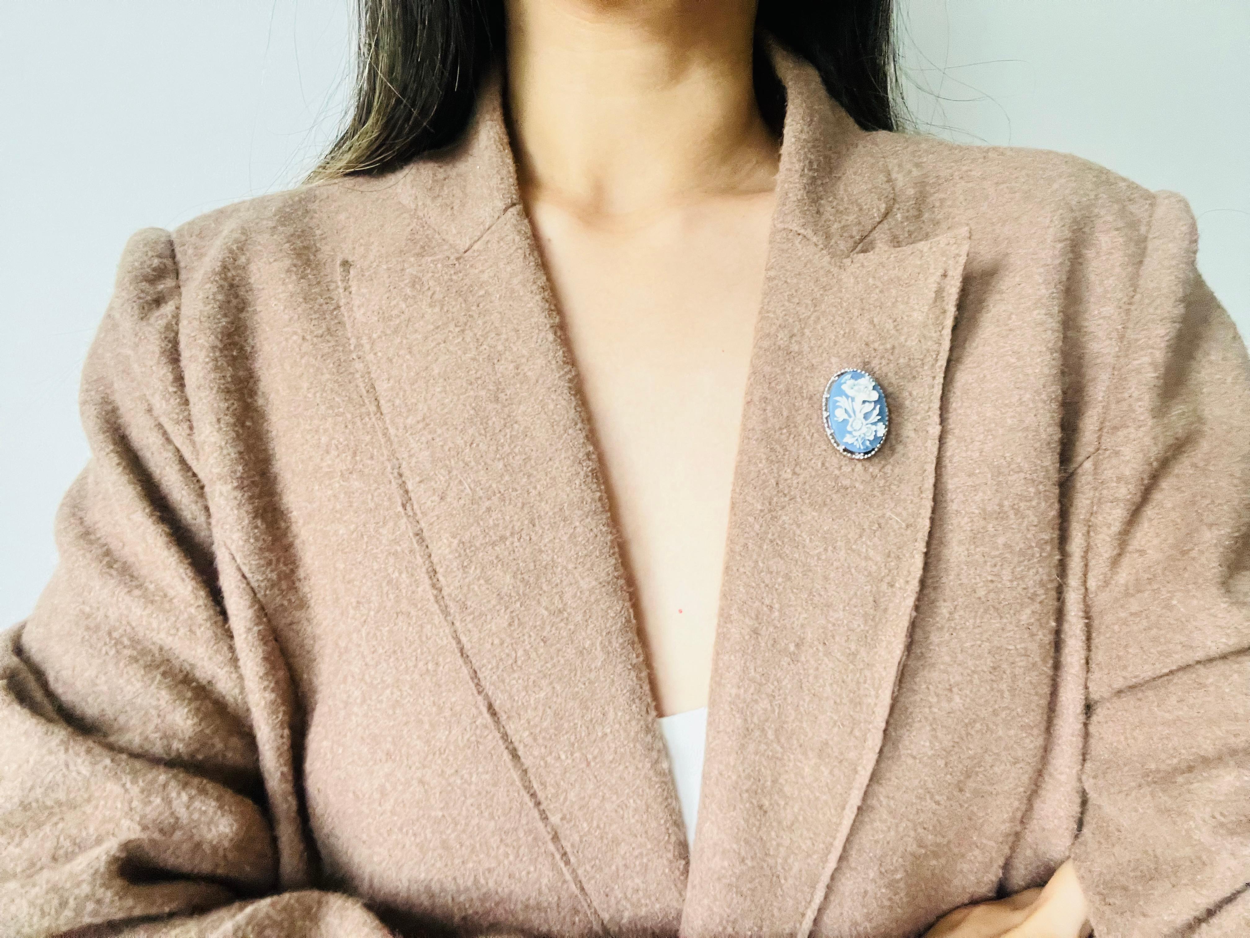 Crown Trifari 1950s Oval Blue White Blossom Flower Relief Cameo Silver Brooch 2