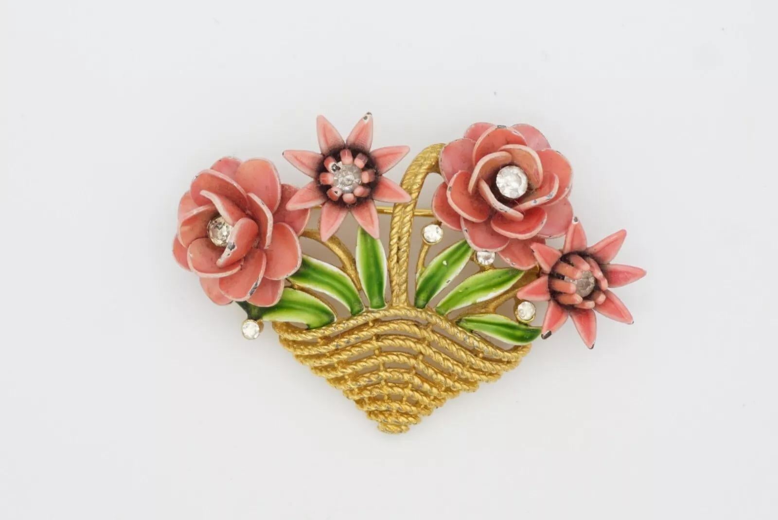 Corona Trifari 1950s Rosa Fiore Verde Foglia Bouquet Cesto Cristalli Oro Spilla in vendita 7
