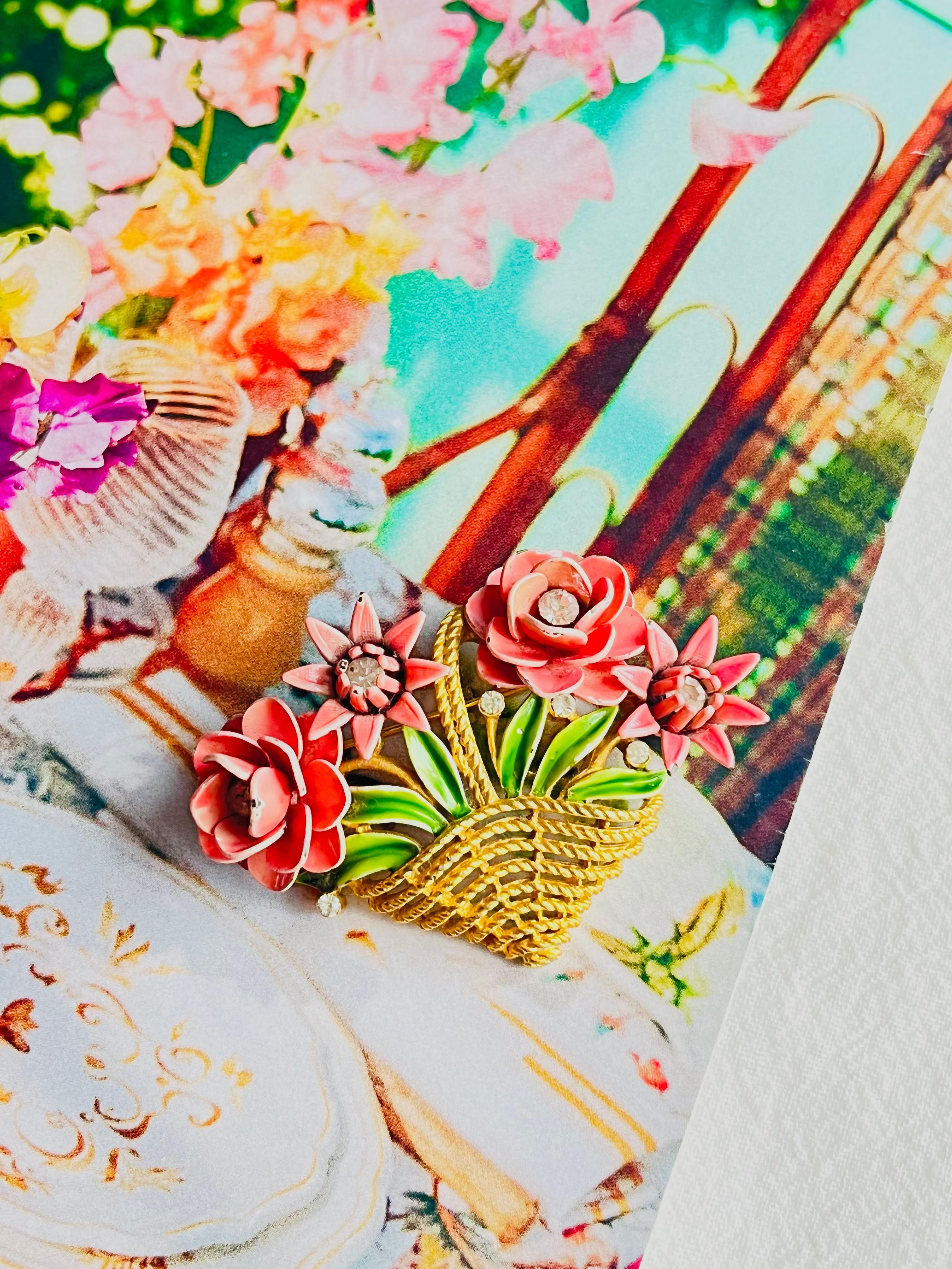 Art Déco Corona Trifari 1950s Rosa Fiore Verde Foglia Bouquet Cesto Cristalli Oro Spilla in vendita