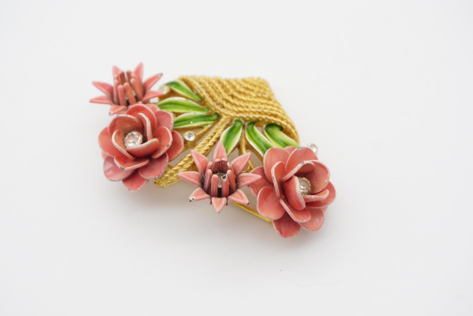 Corona Trifari 1950s Rosa Fiore Verde Foglia Bouquet Cesto Cristalli Oro Spilla in vendita 3