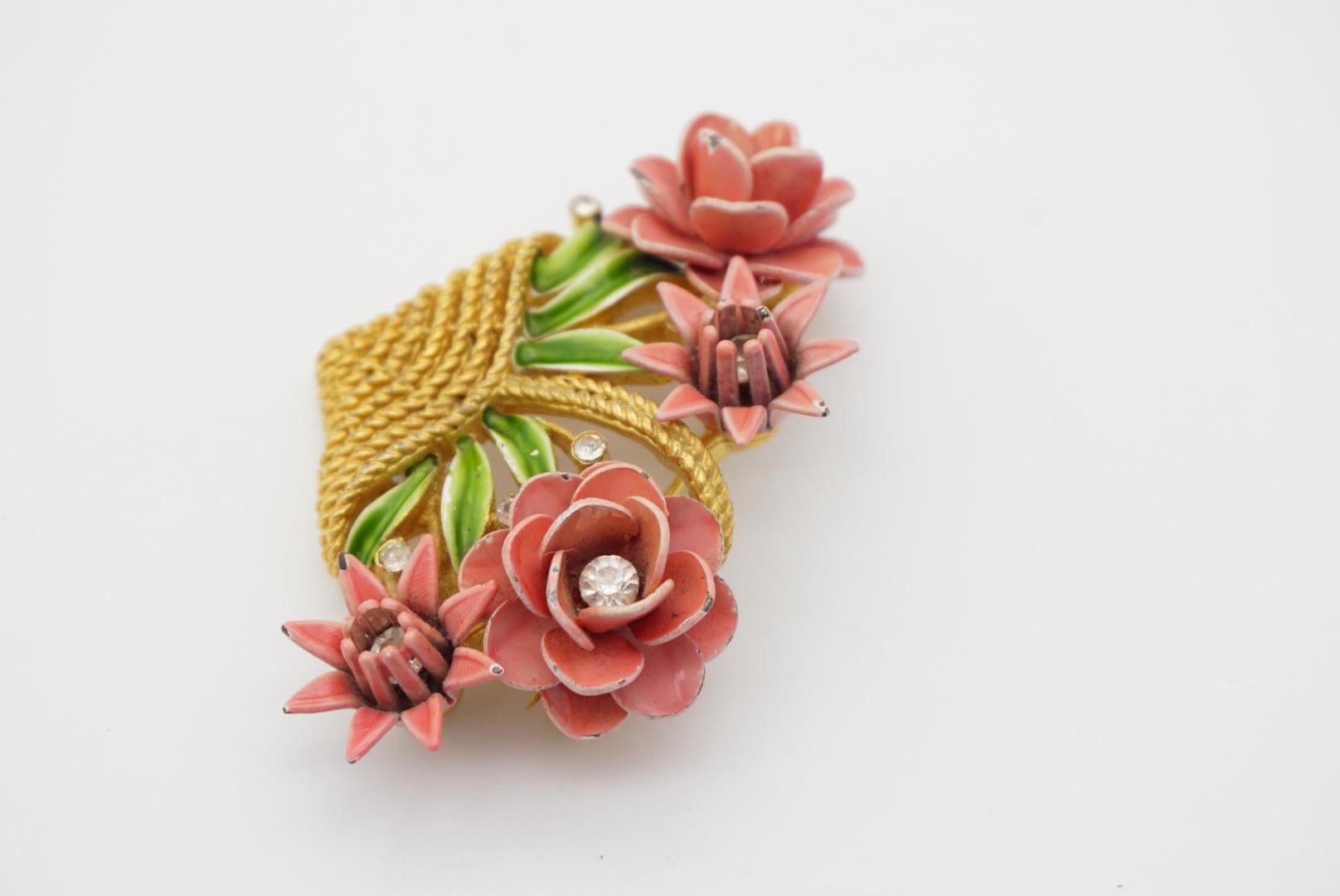Corona Trifari 1950s Rosa Fiore Verde Foglia Bouquet Cesto Cristalli Oro Spilla in vendita 4