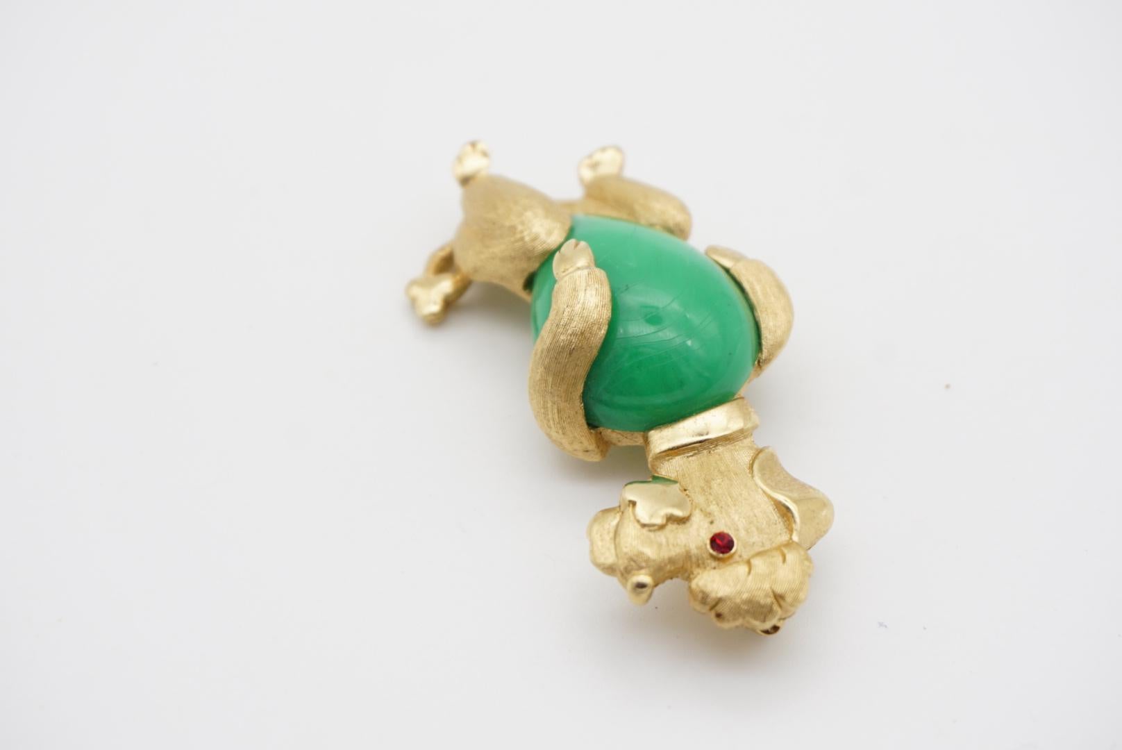 Corona Trifari 1950 Perro Caniche Jelly Belly Broche Cabujón Jade Verde Ojos Rojos en venta 5