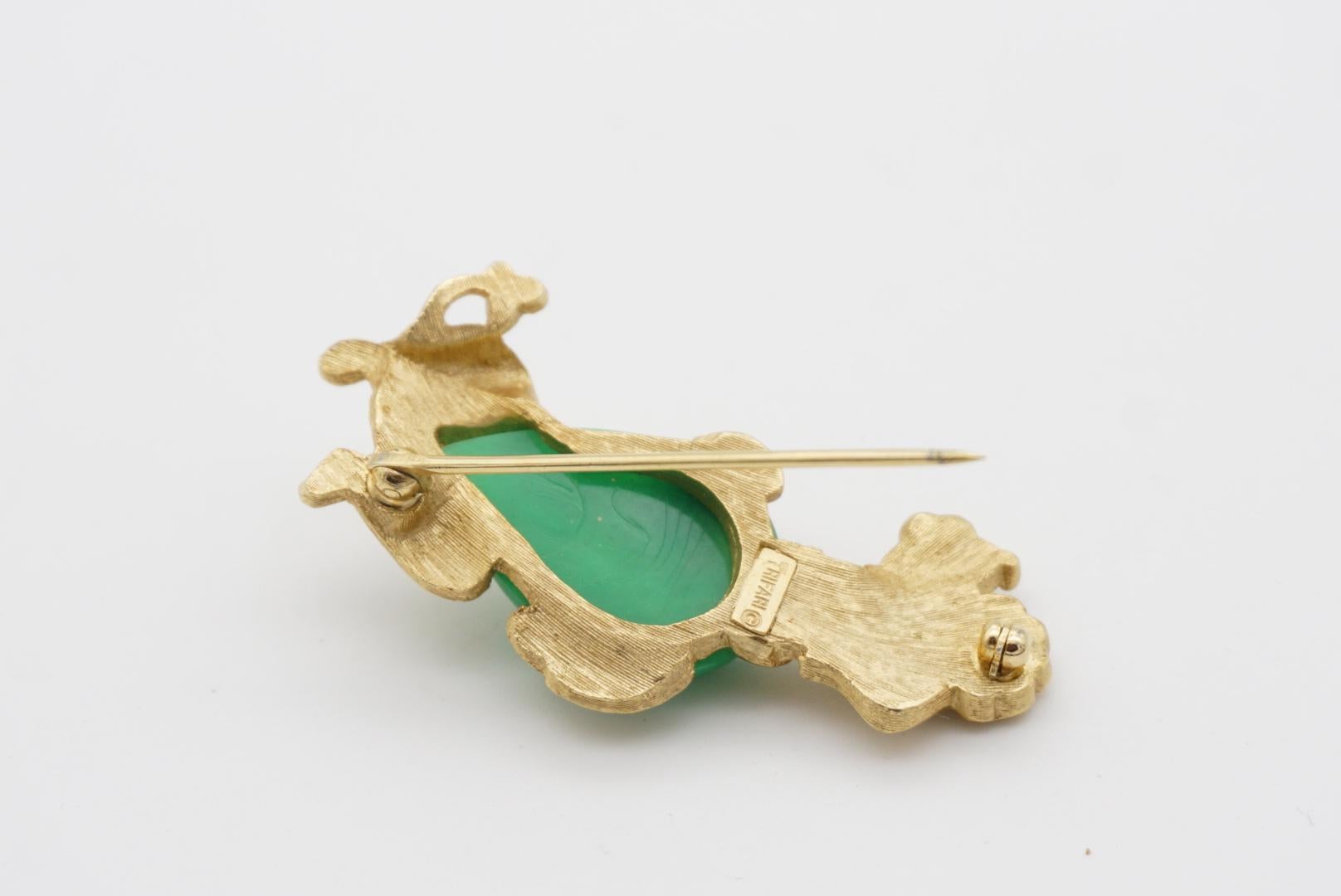 Corona Trifari 1950 Perro Caniche Jelly Belly Broche Cabujón Jade Verde Ojos Rojos en venta 6