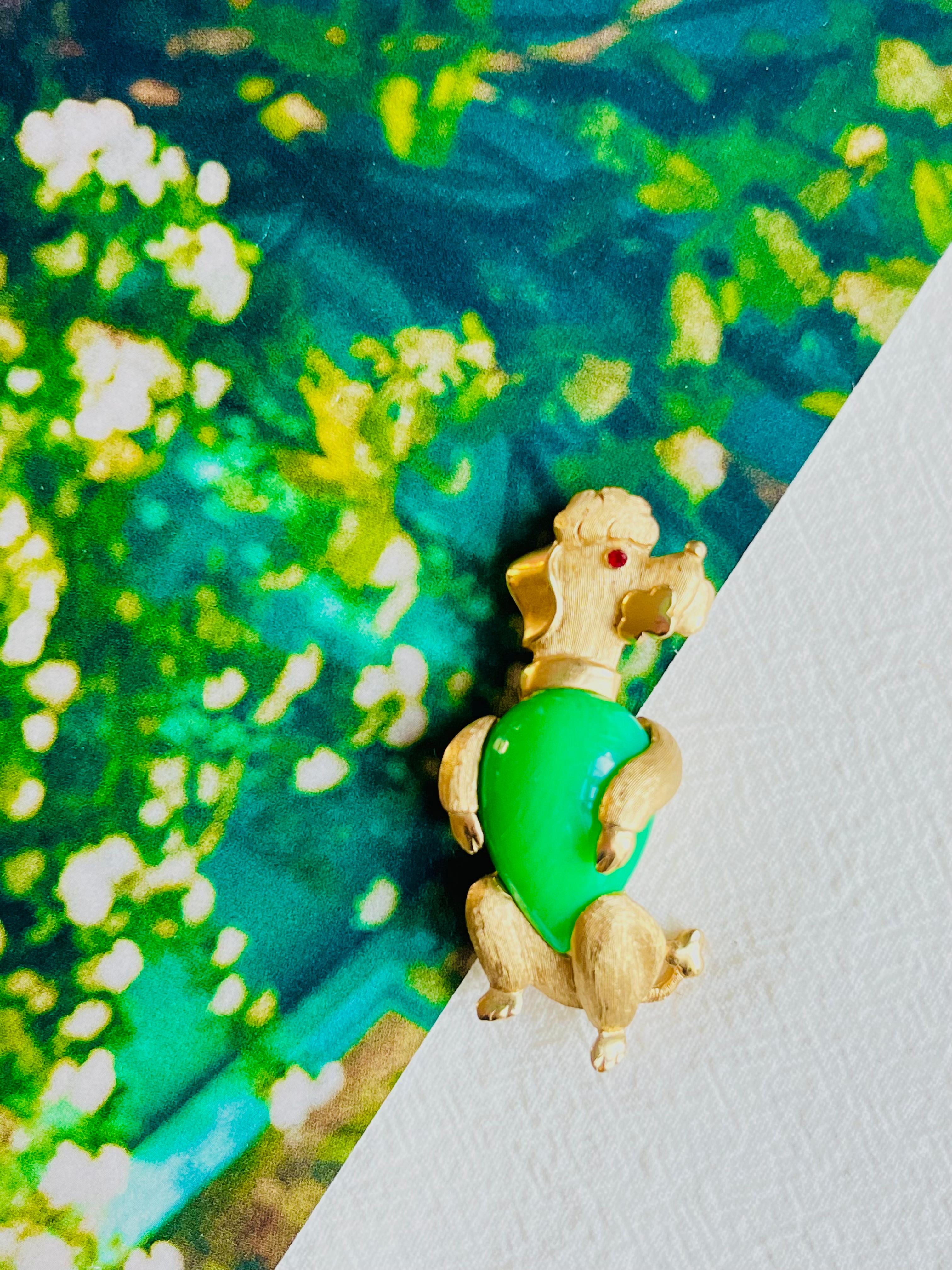 Corona Trifari 1950 Perro Caniche Jelly Belly Broche Cabujón Jade Verde Ojos Rojos Barroco en venta
