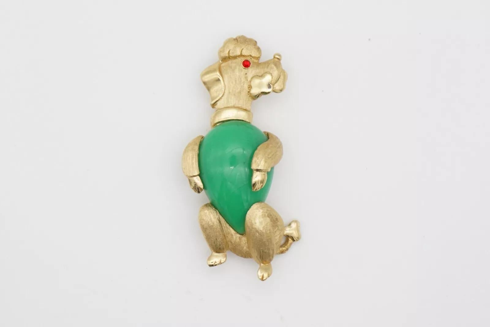 Corona Trifari 1950 Perro Caniche Jelly Belly Broche Cabujón Jade Verde Ojos Rojos en venta 2