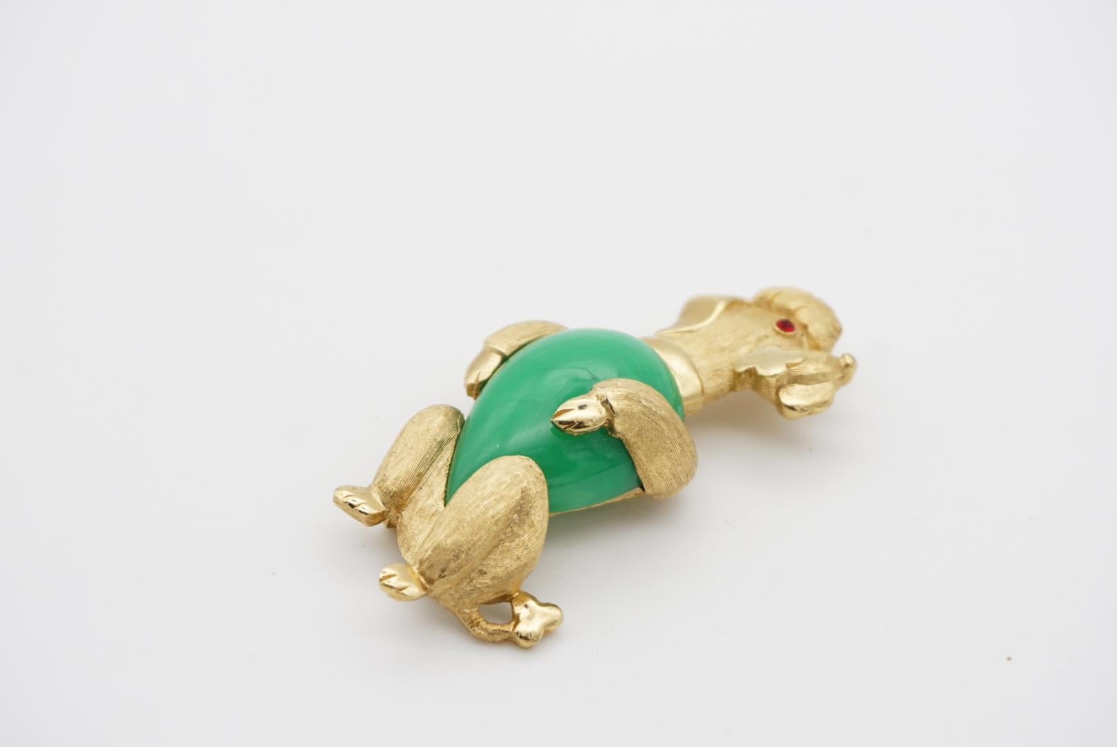 Corona Trifari 1950 Perro Caniche Jelly Belly Broche Cabujón Jade Verde Ojos Rojos en venta 4