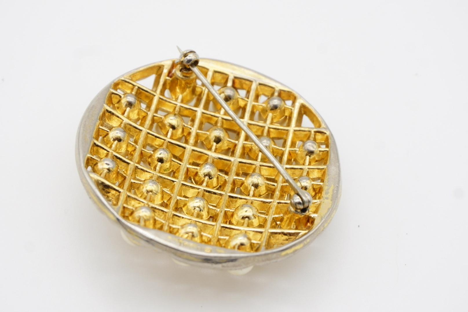 Crown Trifari 1950er Jahre Goldbrosche, runder Kreis, weiße Perlen, durchbrochen, Criss Cross im Angebot 5