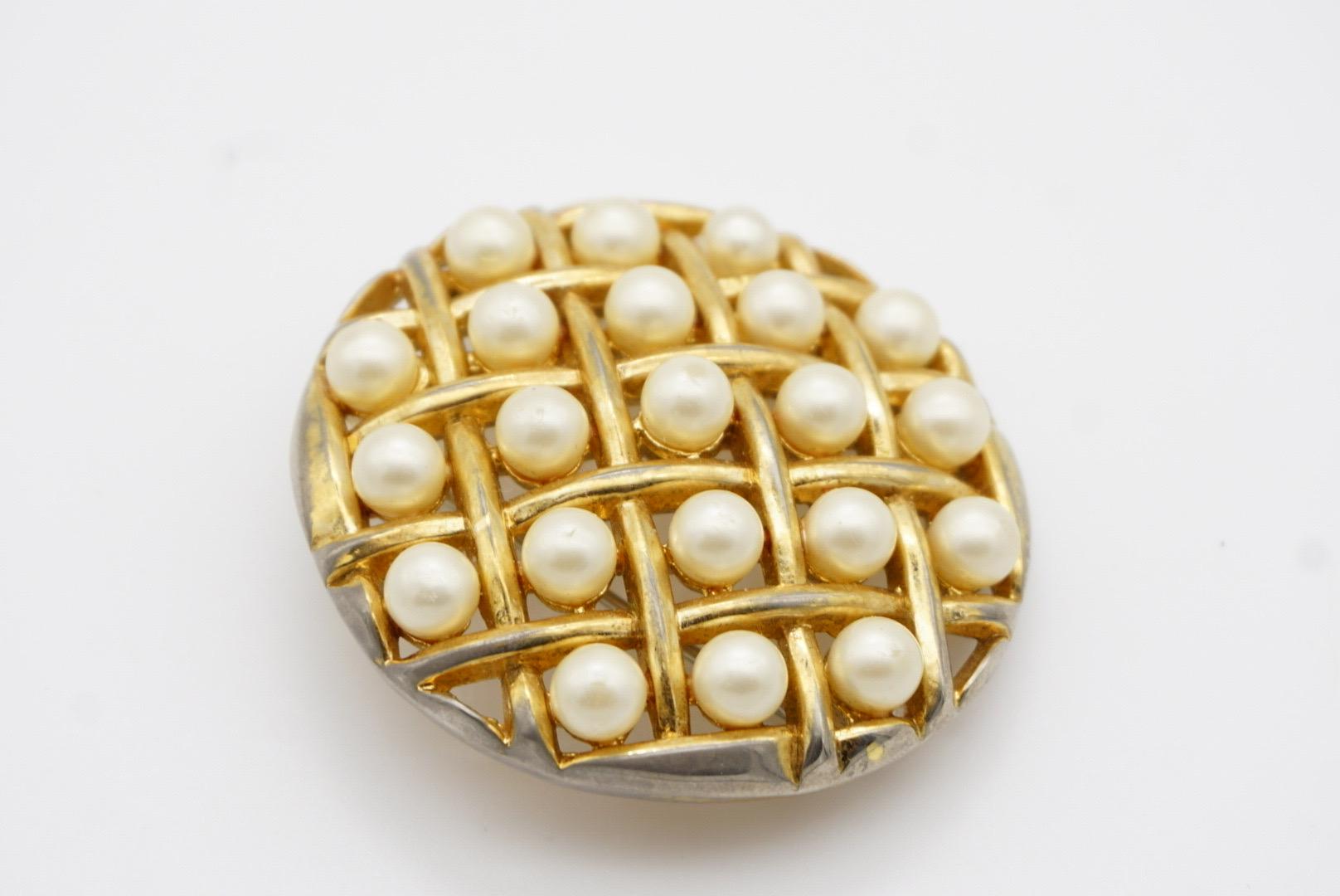 Crown Trifari 1950er Jahre Goldbrosche, runder Kreis, weiße Perlen, durchbrochen, Criss Cross im Angebot 6