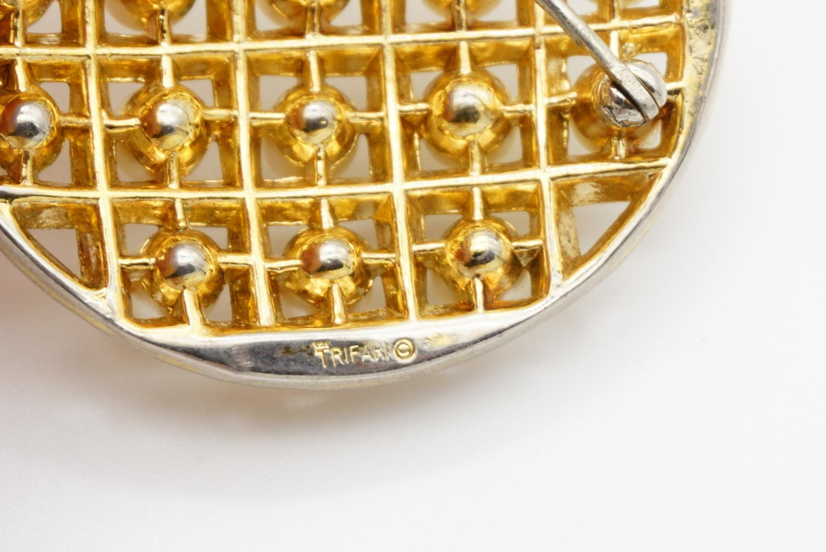 Crown Trifari 1950er Jahre Goldbrosche, runder Kreis, weiße Perlen, durchbrochen, Criss Cross im Angebot 7