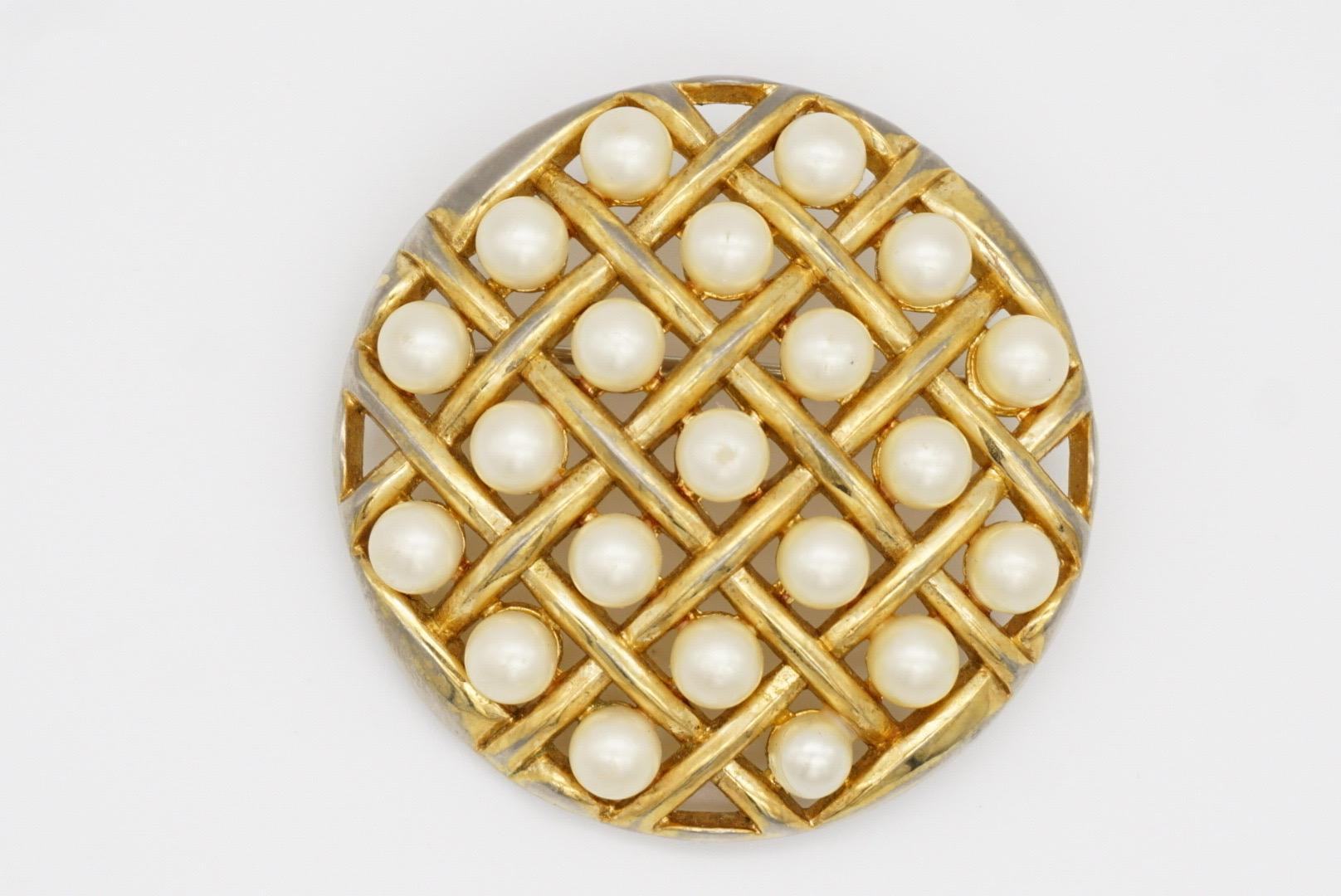 Crown Trifari 1950s Runder Kreis Weiße Perlen Durchbrochene Criss Cross Brosche, Gold-Ton

Guter Zustand, 100% echt. Nur leichter Farbverlust, immer noch schön und gut zu tragen. 

Eine sehr schöne Brosche, auf der Rückseite signiert.

Größe: