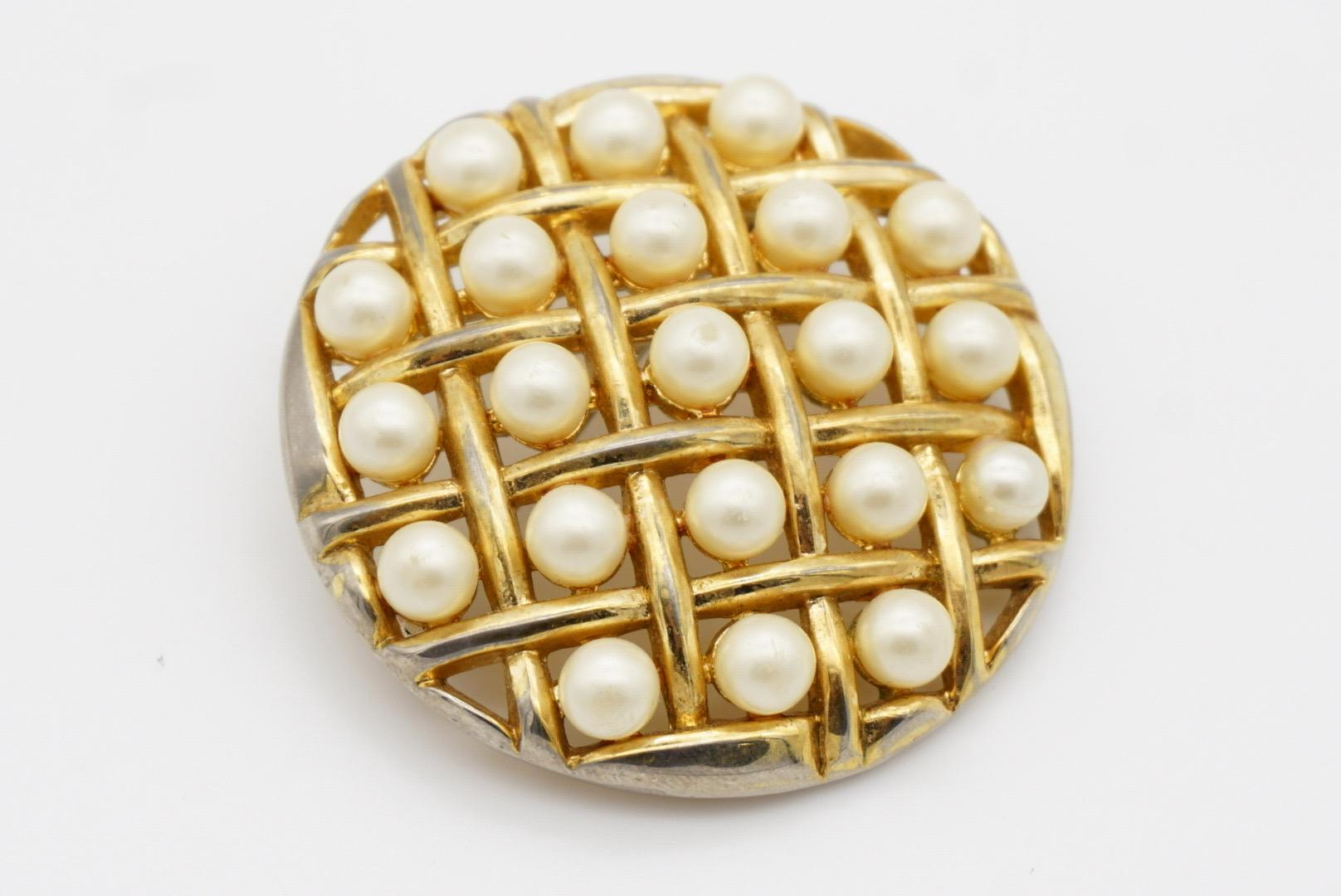 Crown Trifari 1950er Jahre Goldbrosche, runder Kreis, weiße Perlen, durchbrochen, Criss Cross im Angebot 3