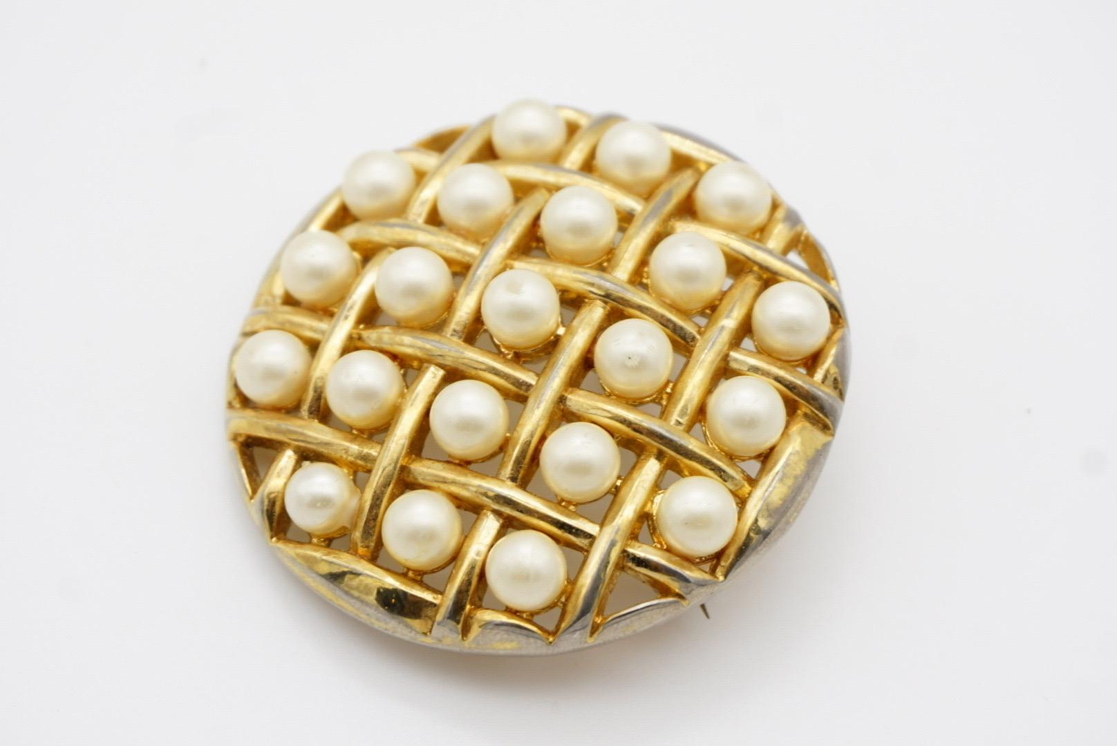 Crown Trifari 1950er Jahre Goldbrosche, runder Kreis, weiße Perlen, durchbrochen, Criss Cross im Angebot 4