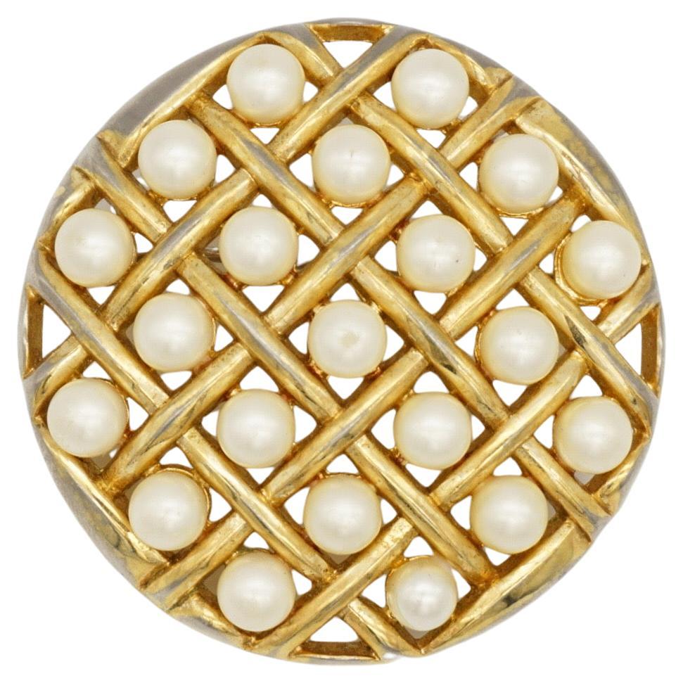 Crown Trifari 1950er Jahre Goldbrosche, runder Kreis, weiße Perlen, durchbrochen, Criss Cross im Angebot