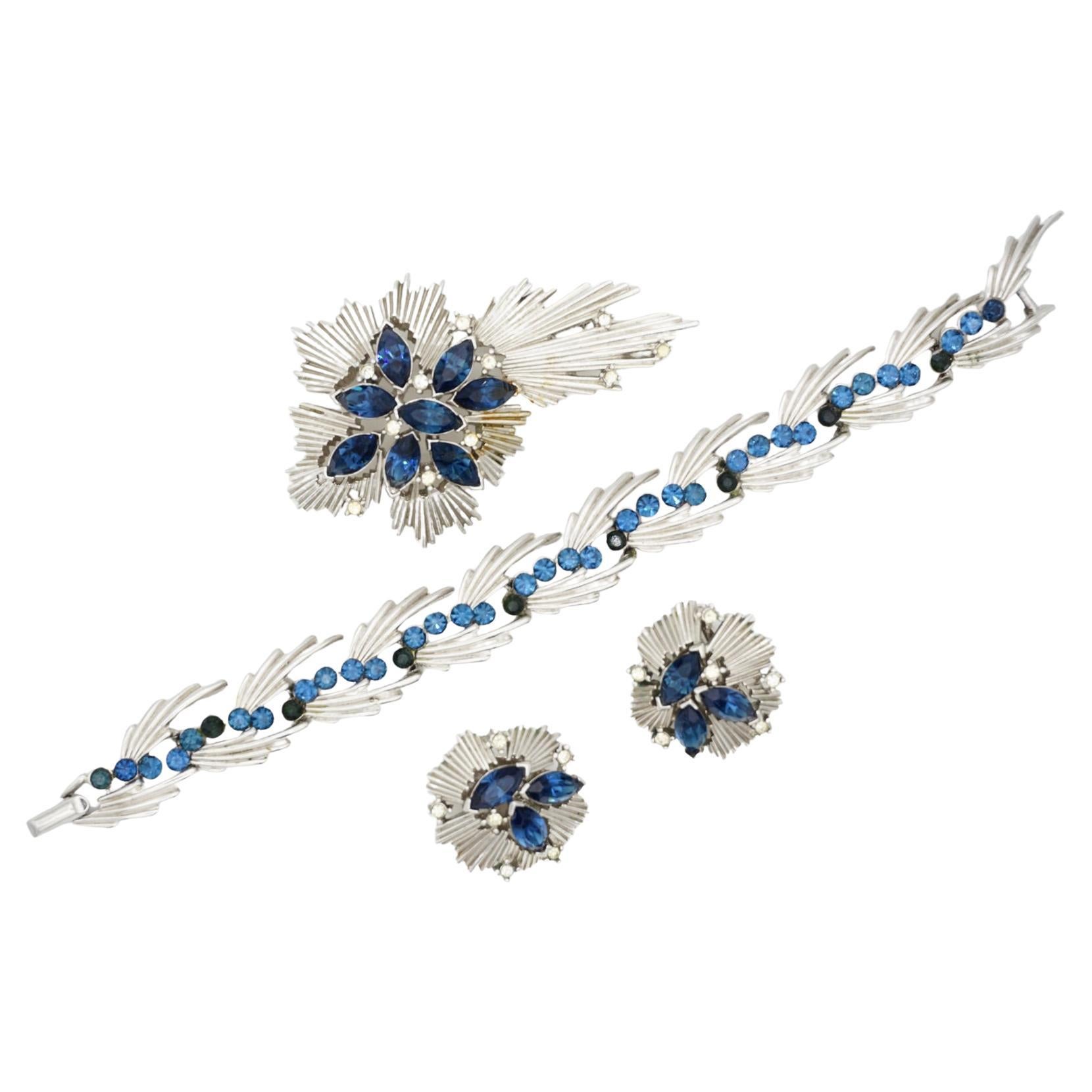 Crown Trifari 1950s Vintage Sapphire Navy Blue Crystals Marquise Stars Meteor Flower Leaf 3 Jewellery Gift Set Earrings Brooch Bracelet, Silver Tone

Très bon état. 100% authentique.

Fermeture par épingle à nourrice, signée au dos. Rare à