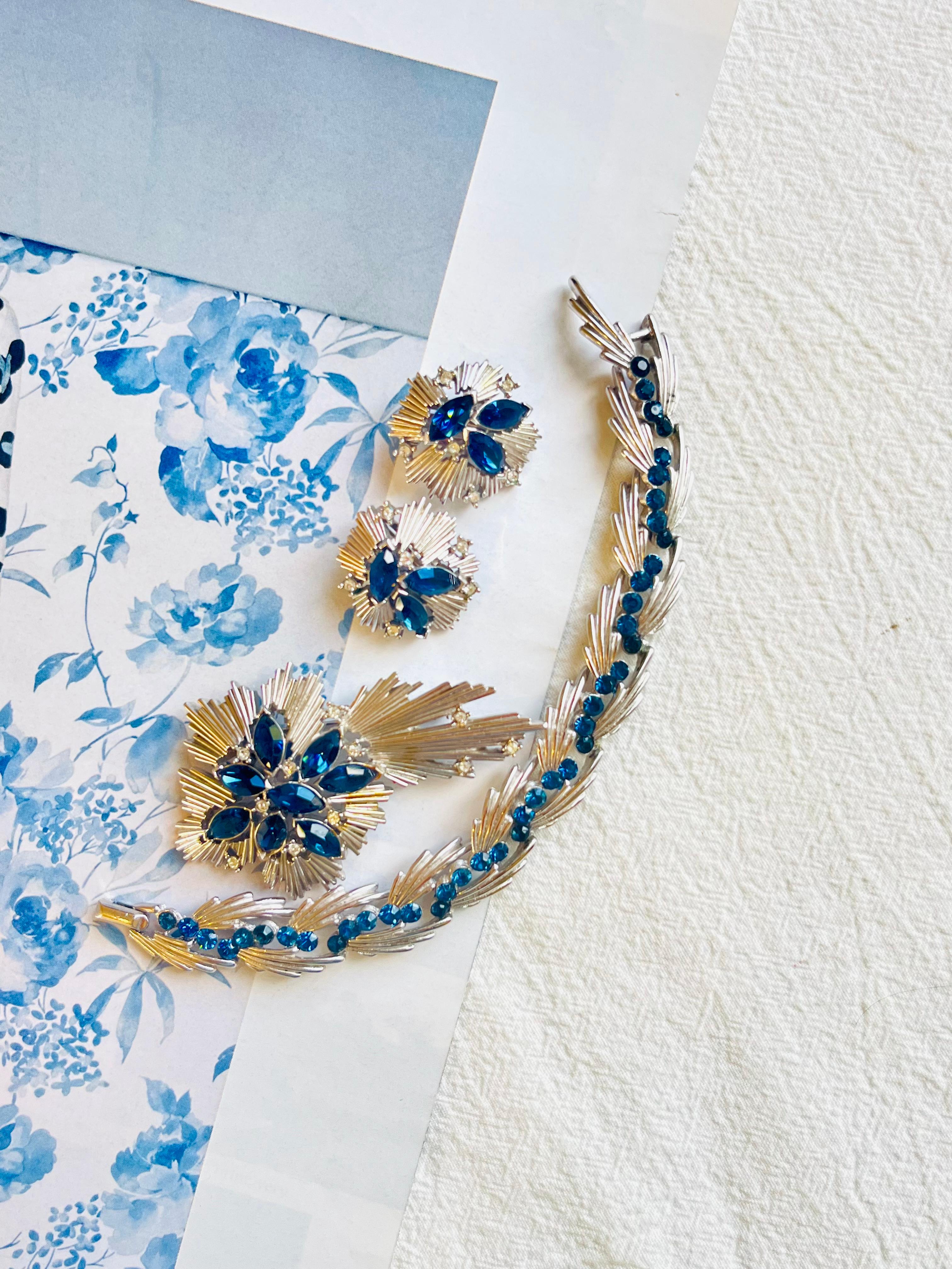 Baroque Couronne Trifari 1950 Saphir Cristaux Marquise Étoiles Météore Fleur Feuille 3 Set en vente