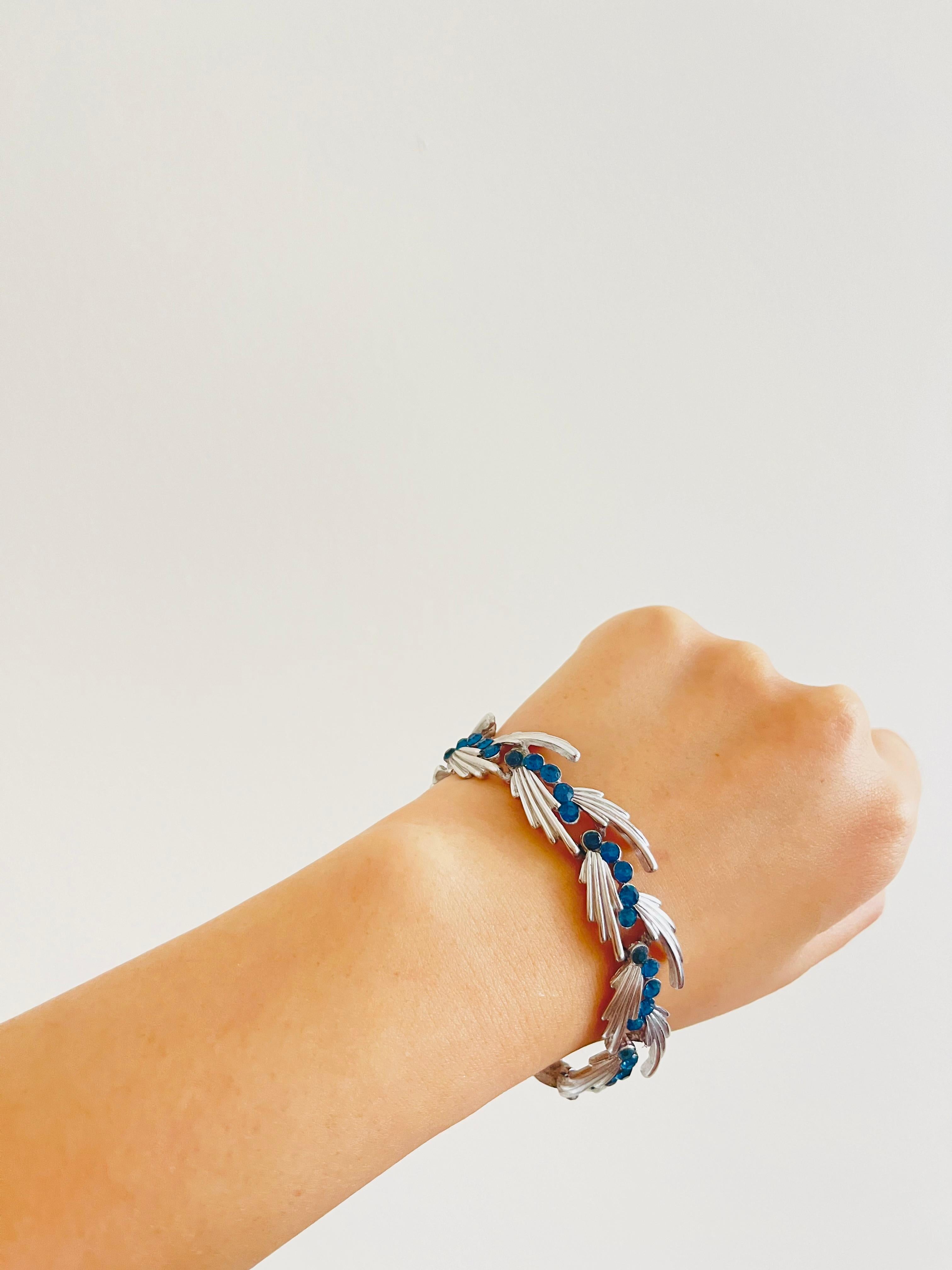 Corona Trifari 1950s Cristalli di Zaffiro Stelle Foglie Orecchini Spilla Bracciale in vendita 7