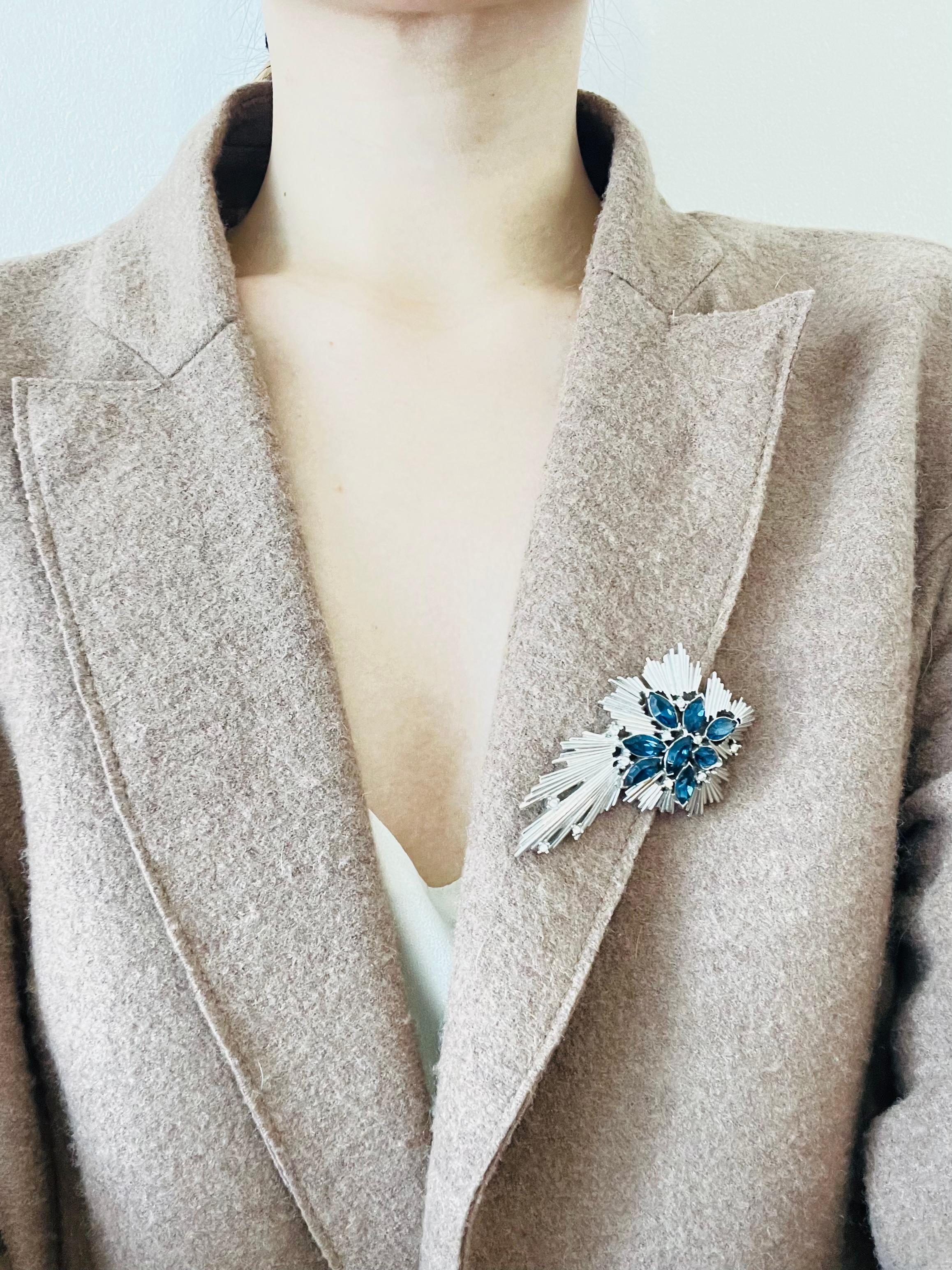 Corona Trifari 1950s Cristalli di Zaffiro Stelle Foglie Orecchini Spilla Bracciale in vendita 2