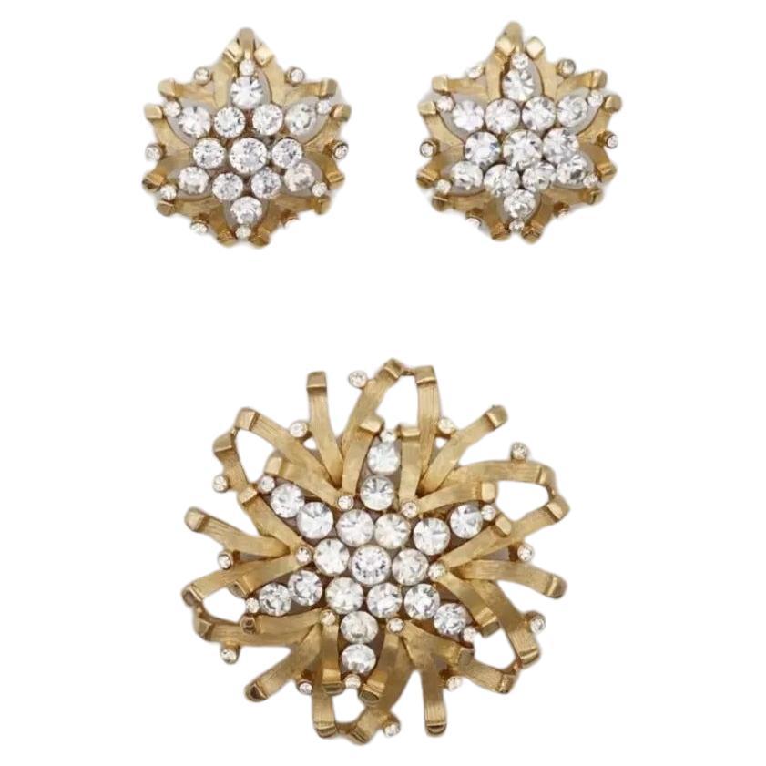 Crown Trifari 1950s Snowflakes Sunburst Festival Clear Crystals Jewellery Set Earrings Brooch, Gold Tone

Very excellent condition. 100% genuine. Rare to find.

Safety-catch pin closure, signed at the back.

Size: Earrings: 2.2*2.2 cm, Brooch: