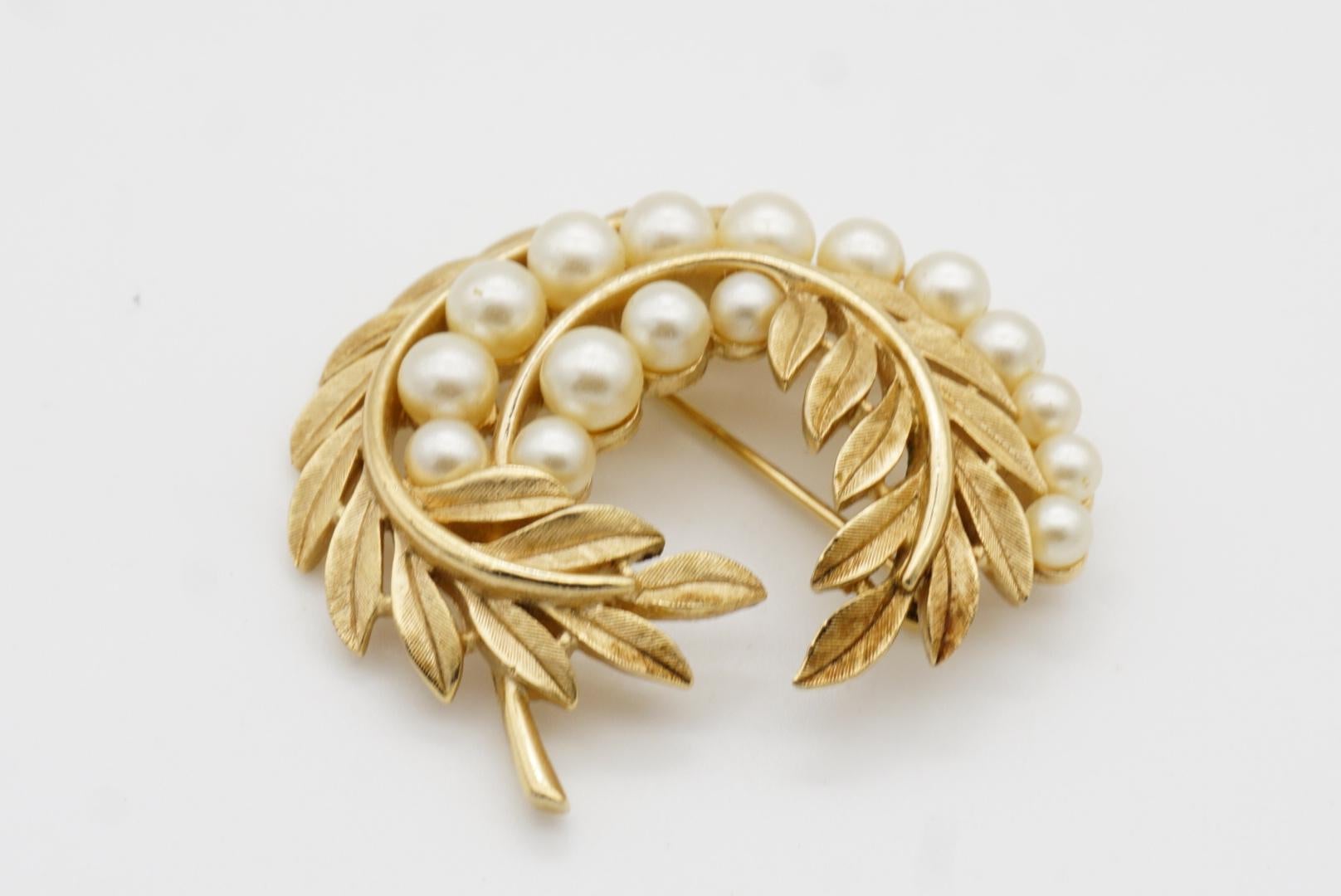 Couronne Trifari 1950s Swirl Wavy Vine Leaf Flower White Pearls Openwork Brooch (Broche ajourée en perles) en vente 5