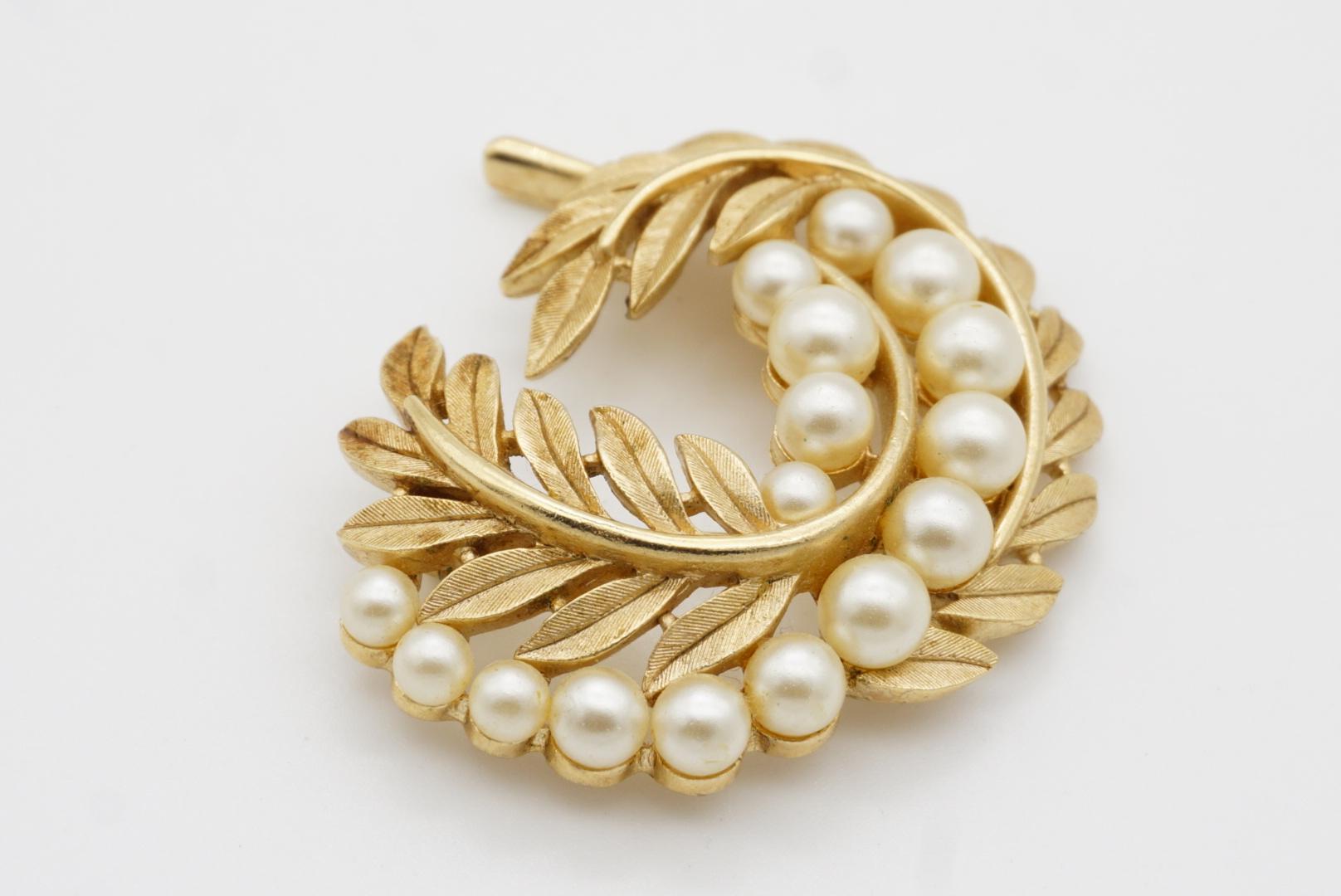 Couronne Trifari 1950s Swirl Wavy Vine Leaf Flower White Pearls Openwork Brooch (Broche ajourée en perles) en vente 6