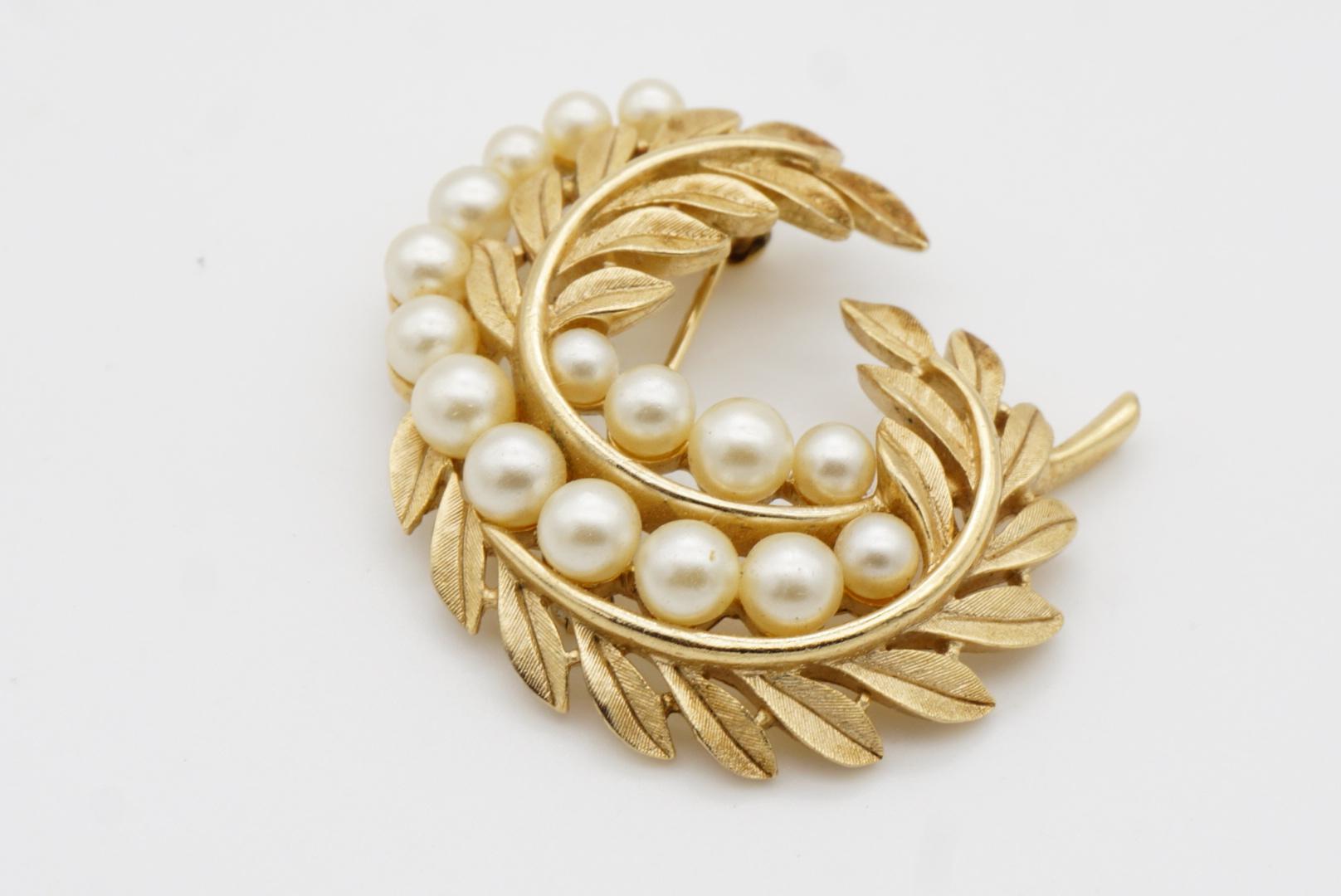 Couronne Trifari 1950s Swirl Wavy Vine Leaf Flower White Pearls Openwork Brooch (Broche ajourée en perles) en vente 7