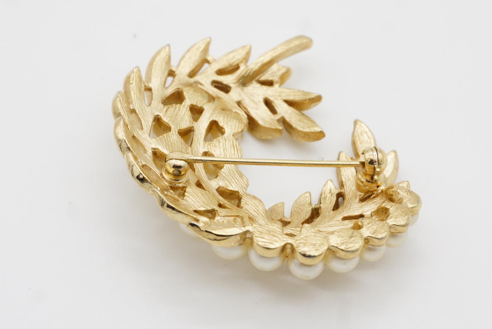 Couronne Trifari 1950s Swirl Wavy Vine Leaf Flower White Pearls Openwork Brooch (Broche ajourée en perles) en vente 8