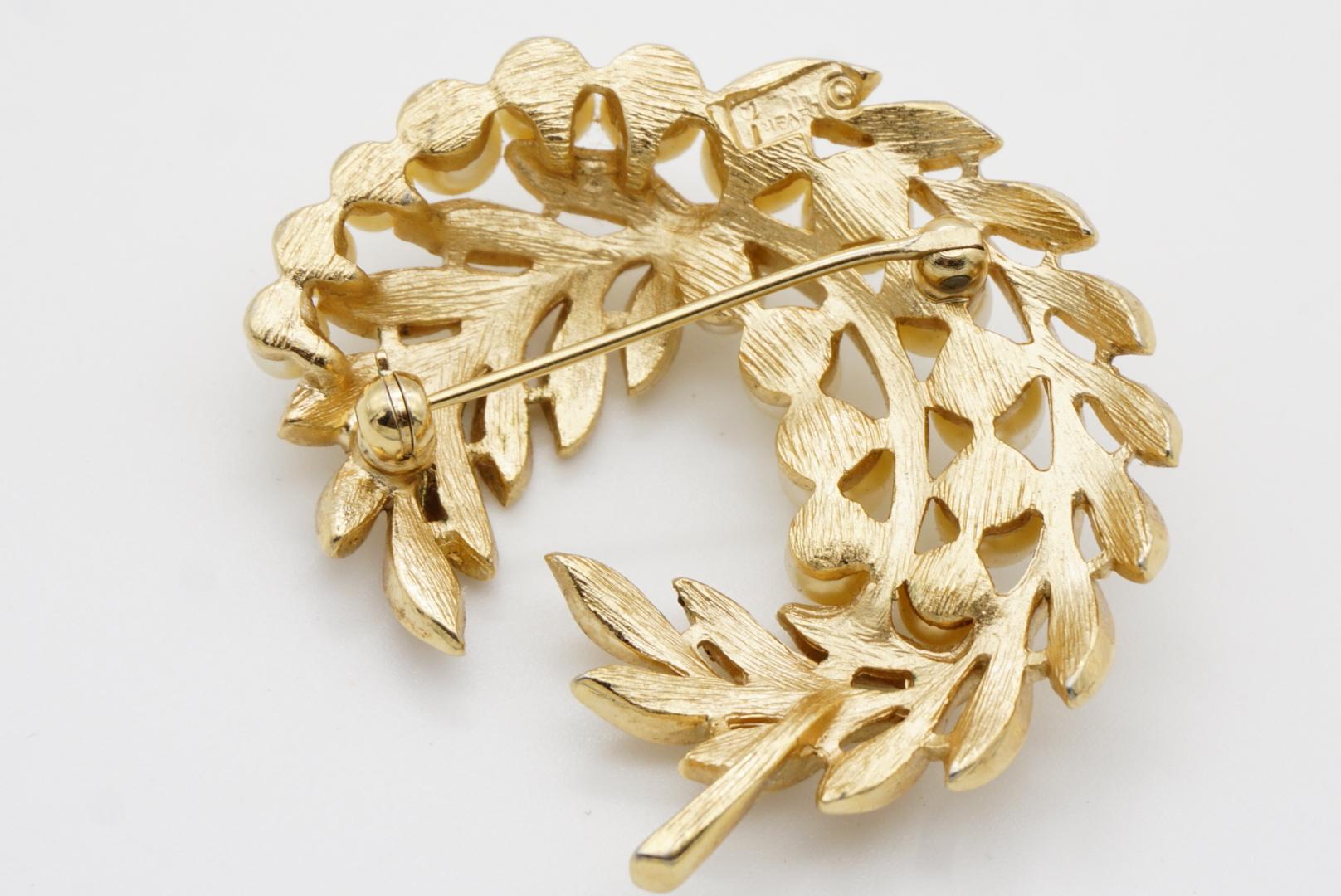 Couronne Trifari 1950s Swirl Wavy Vine Leaf Flower White Pearls Openwork Brooch (Broche ajourée en perles) en vente 9