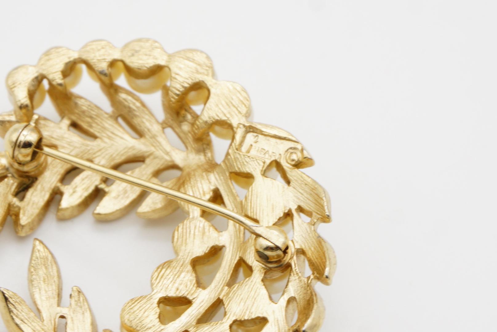 Couronne Trifari 1950s Swirl Wavy Vine Leaf Flower White Pearls Openwork Brooch (Broche ajourée en perles) en vente 10