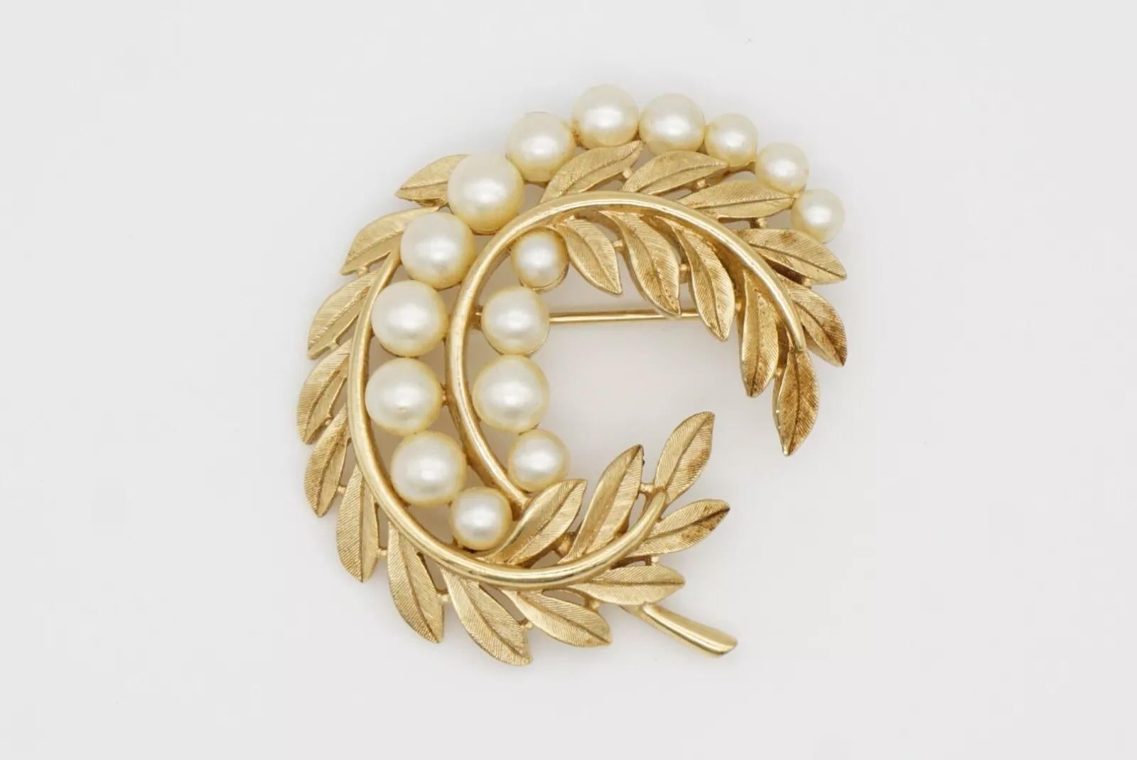 Couronne Trifari 1950s Swirl Wavy Vine Leaf Flower White Pearls Openwork Brooch (Broche ajourée en perles) en vente 11