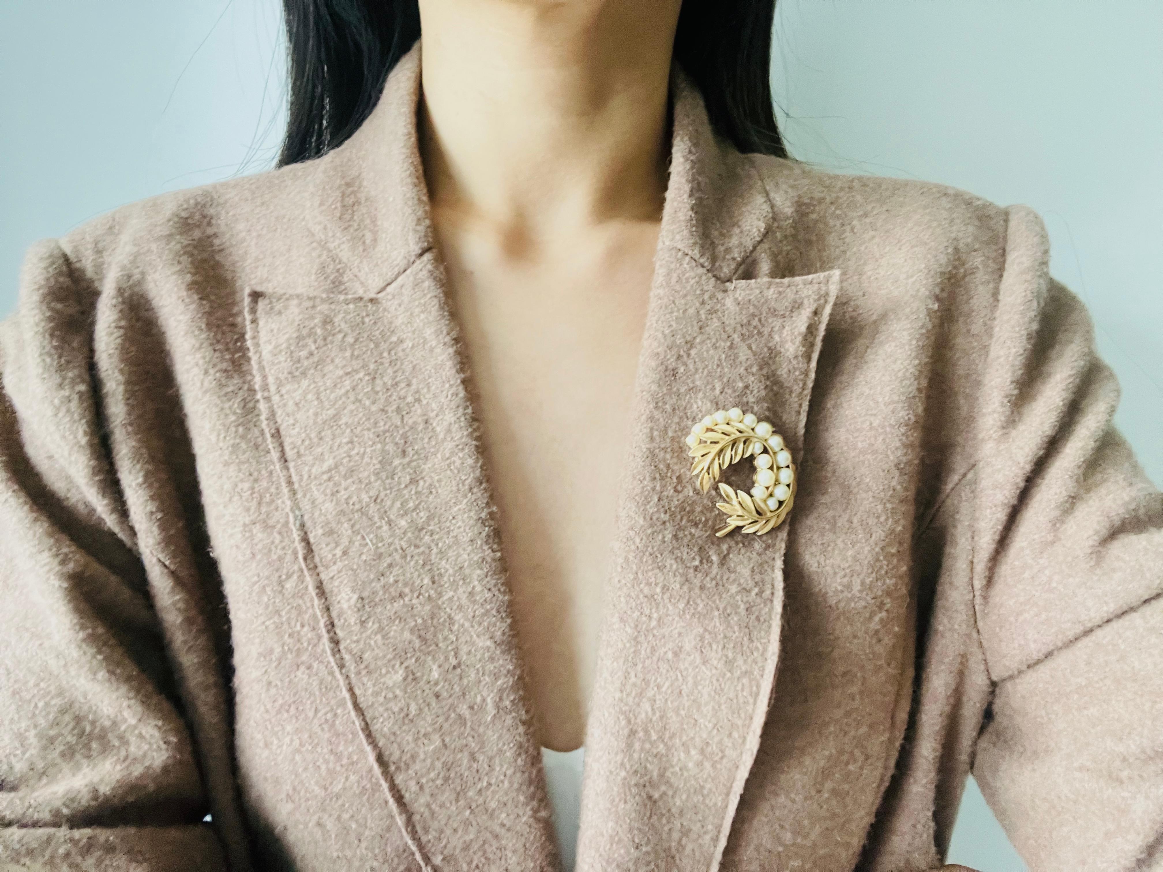Couronne Trifari 1950s Swirl Wavy Vine Leaf Flower White Pearls Openwork Brooch (Broche ajourée en perles) en vente 3