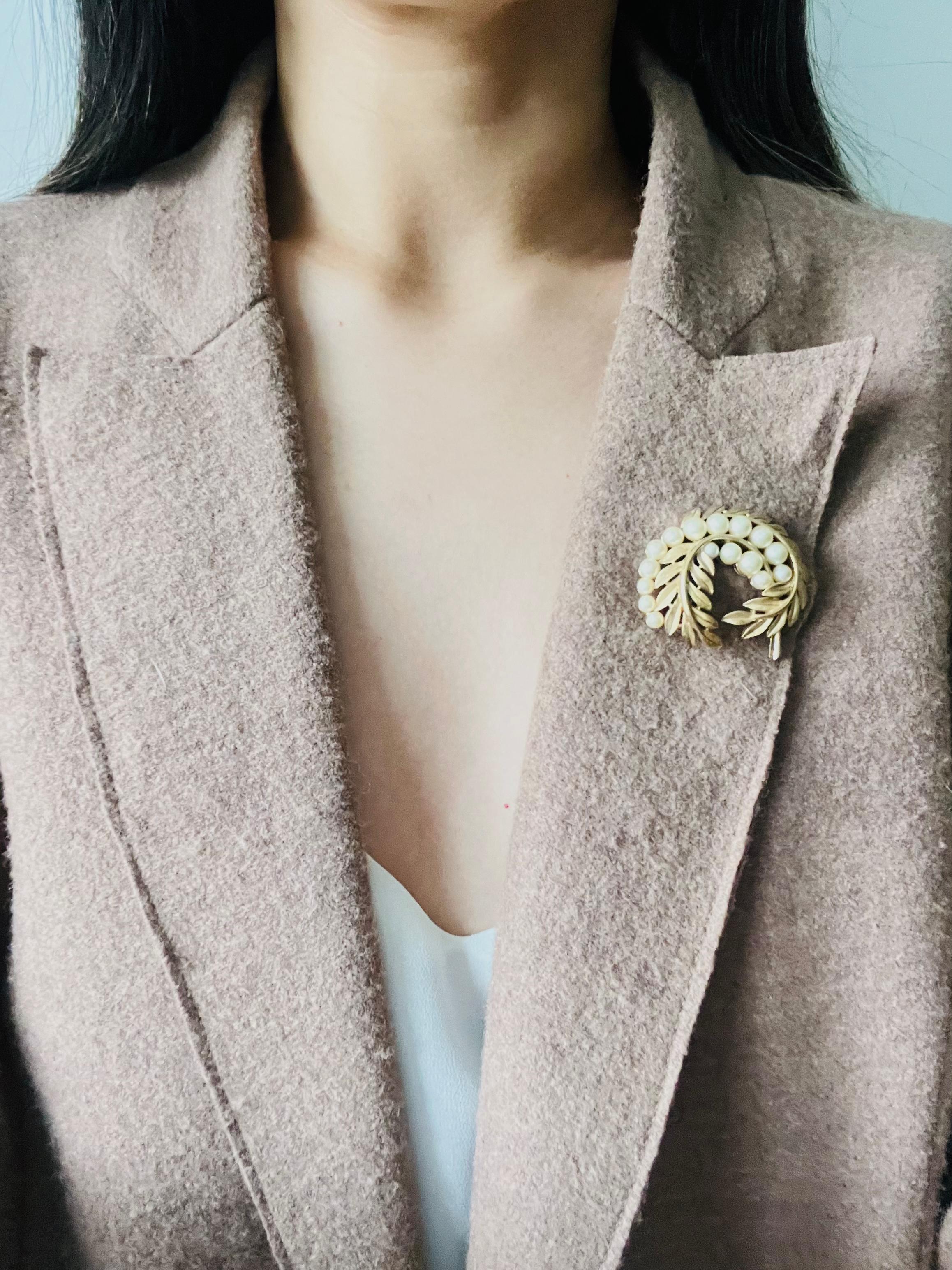 Couronne Trifari 1950s Swirl Wavy Vine Leaf Flower White Pearls Openwork Brooch (Broche ajourée en perles) en vente 4