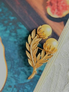 Crown Trifari 1950s Unisex Gold Large Round Pearls Leaf Flower Bouquet Brooch