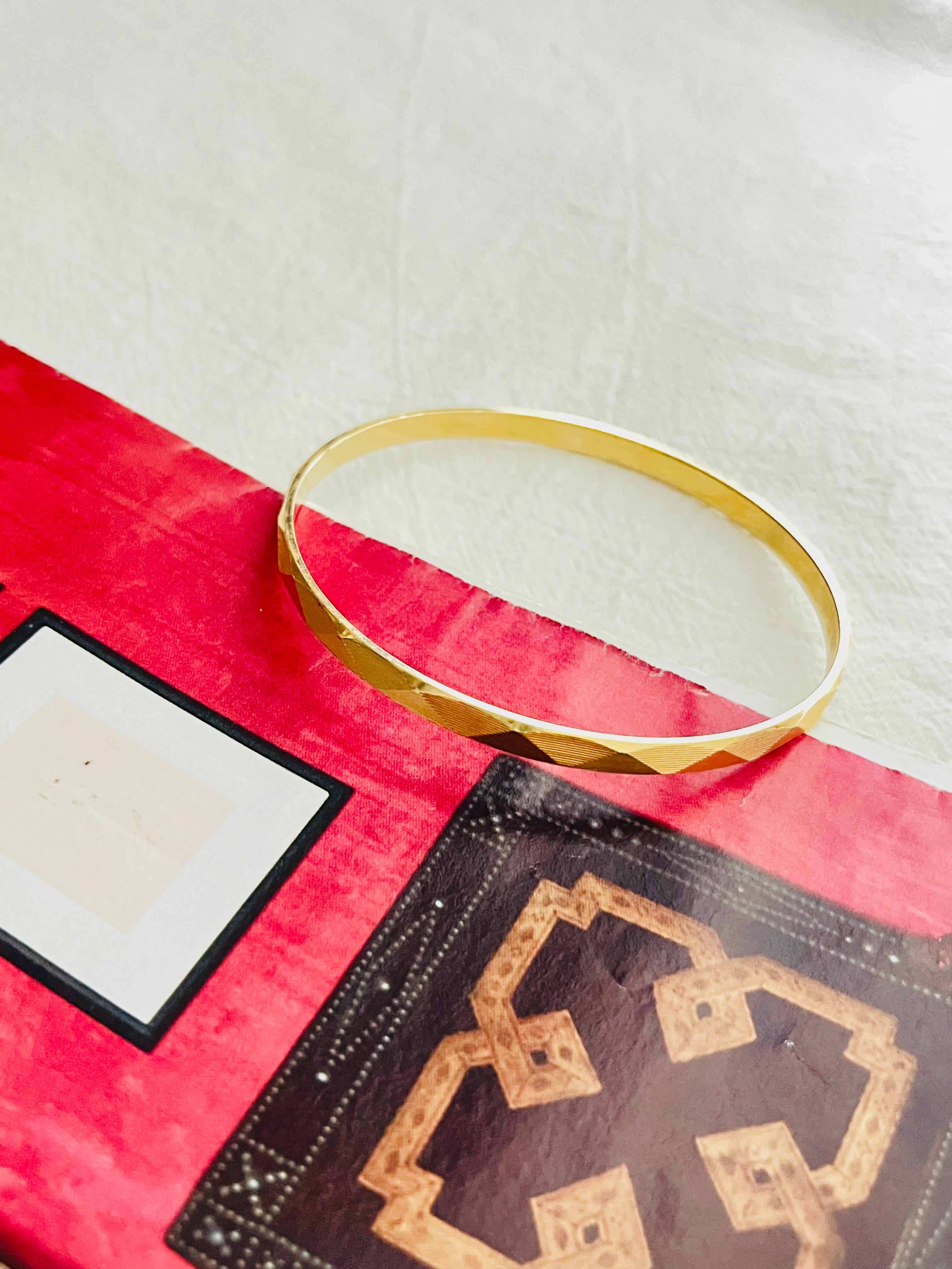 Crown Trifari 1950s Unisex Textured Check Modernist Cuff Bangle Bracelet, Gold Tone

Very good condition. Signed inside. 100% Genuine.

Size: Perimetre: 21 cm. Width: 0.4 cm.

Weight: 10 g.

Trifari created some of the most desirable costume